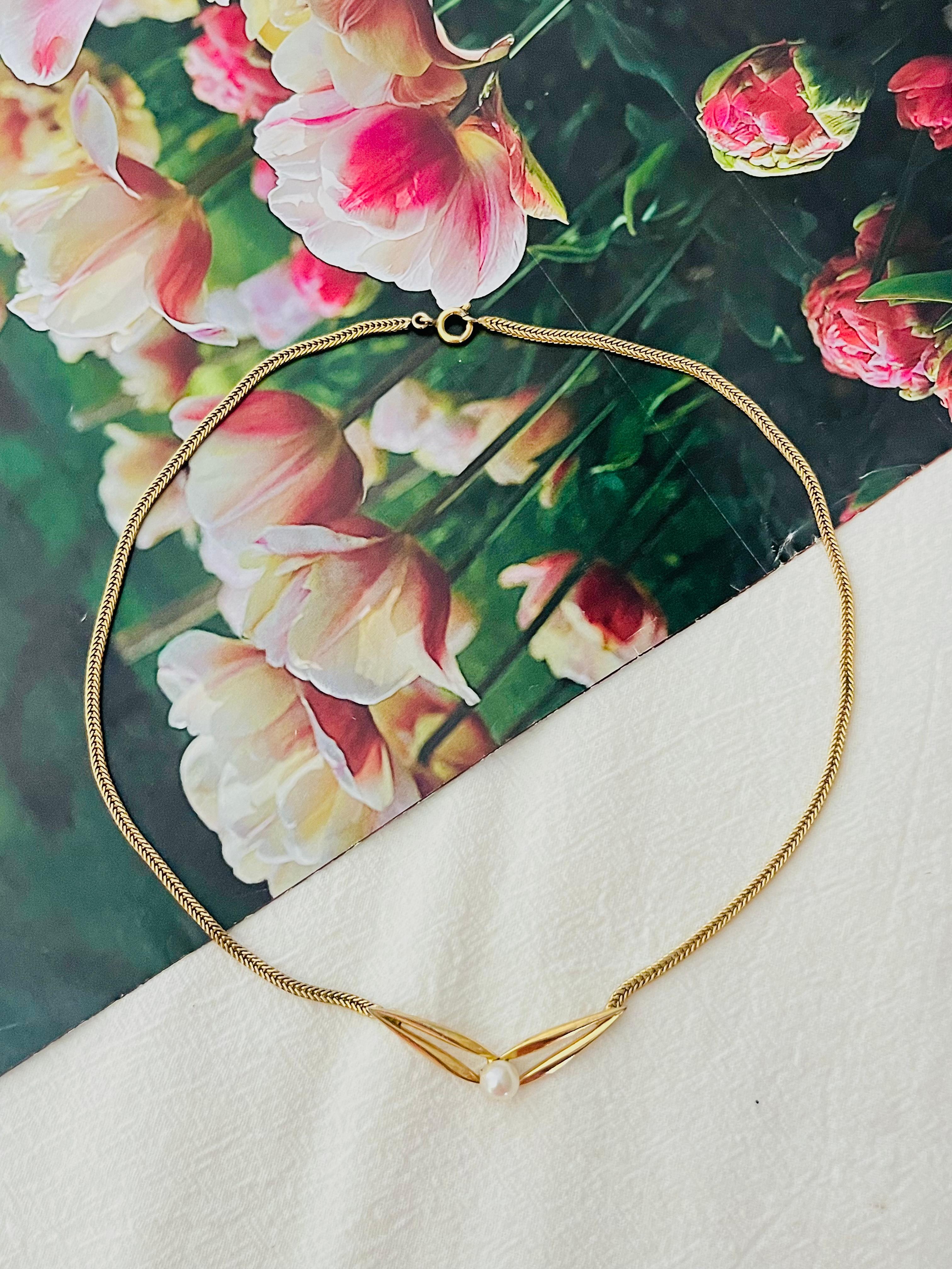 Art Déco Christian Dior GROSSE 1965 Collana con ciondolo a triangolo traforato con sfere di perle bianche in vendita