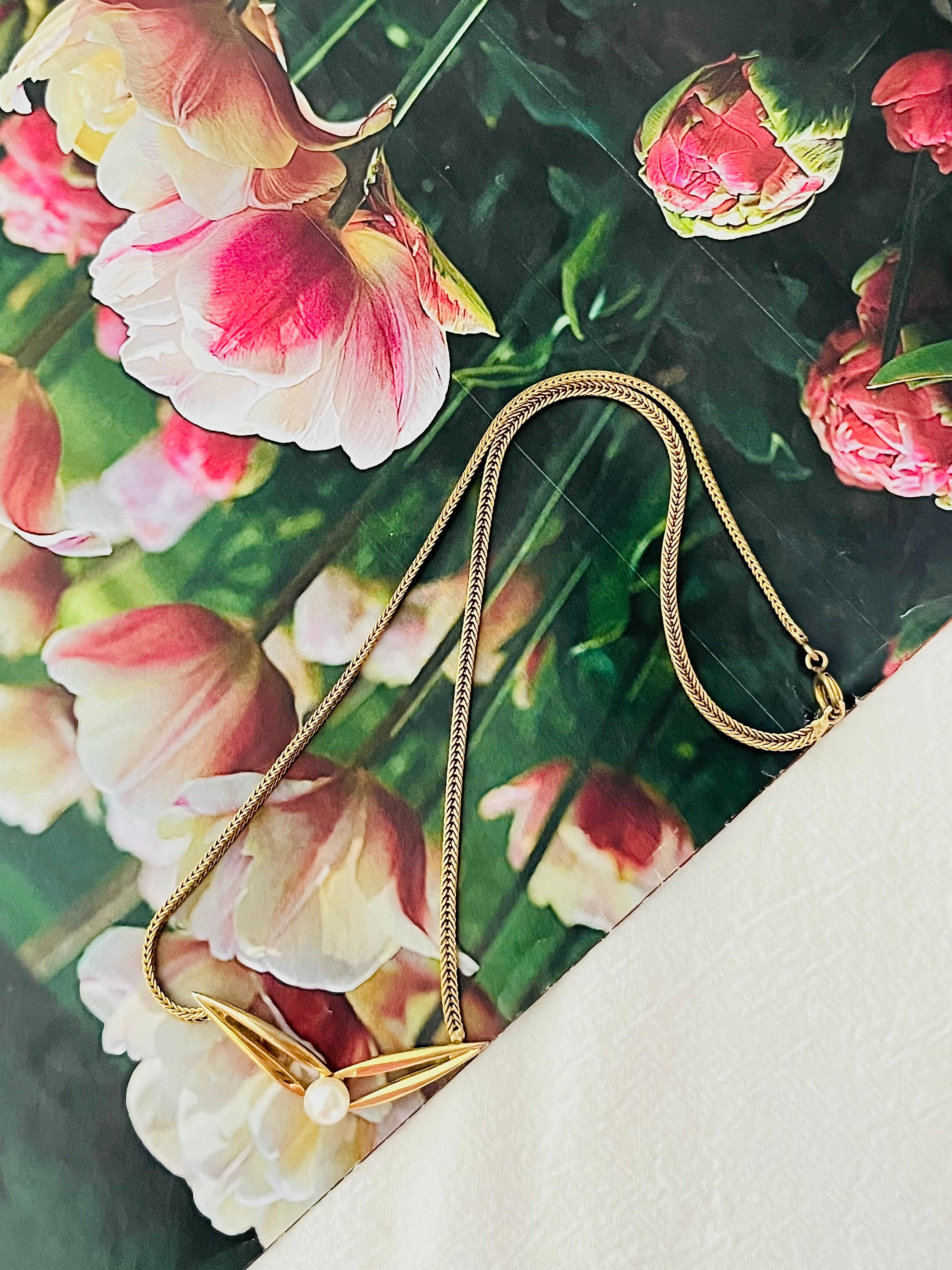 da uomo o donna Christian Dior GROSSE 1965 Collana con ciondolo a triangolo traforato con sfere di perle bianche in vendita