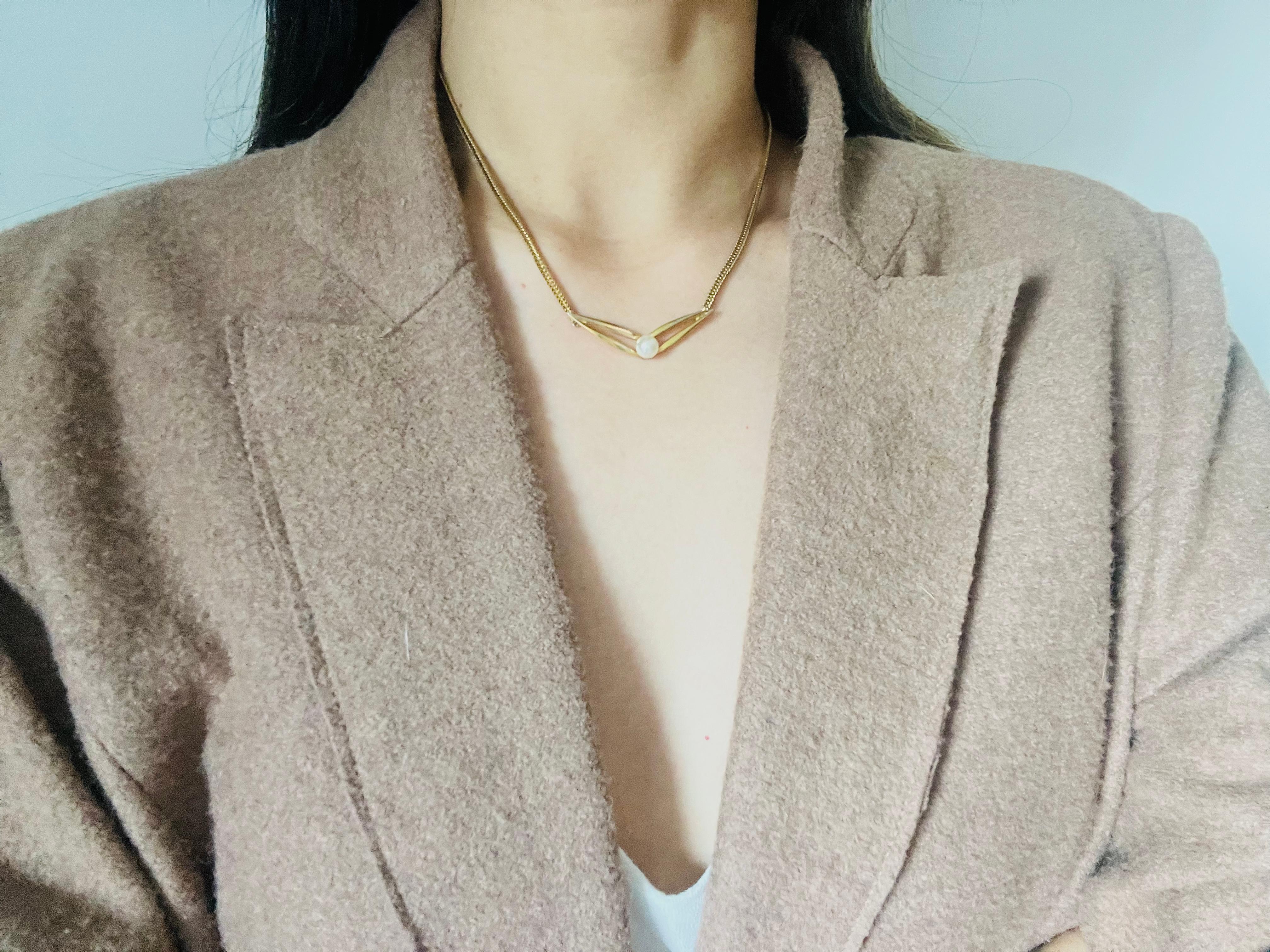 Christian Dior GROSSE 1965 Collana con ciondolo a triangolo traforato con sfere di perle bianche in vendita 1