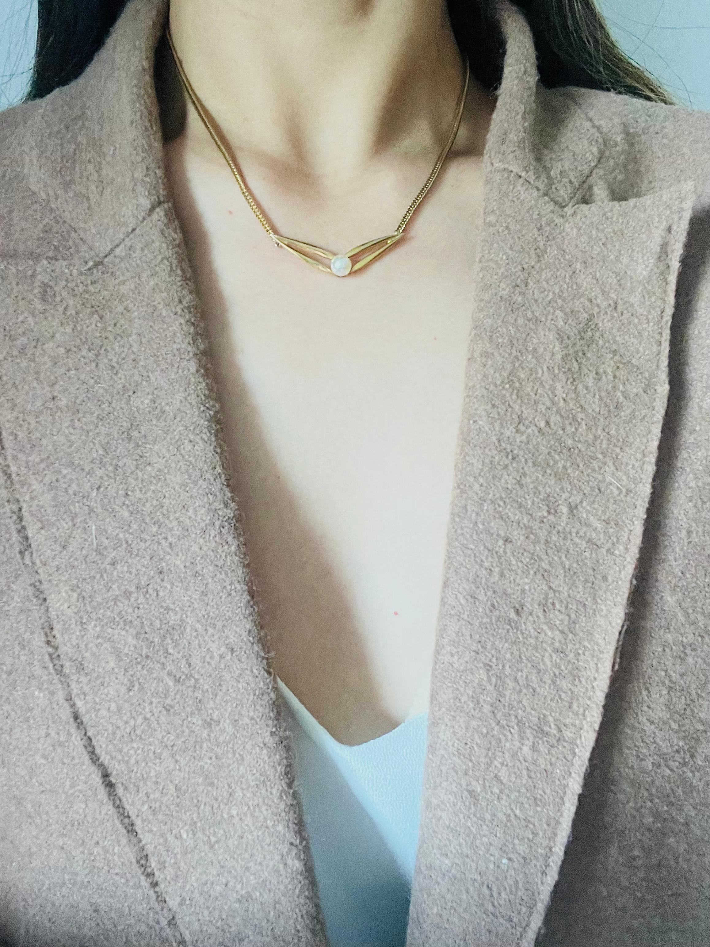 Christian Dior GROSSE 1965 Collana con ciondolo a triangolo traforato con sfere di perle bianche in vendita 1