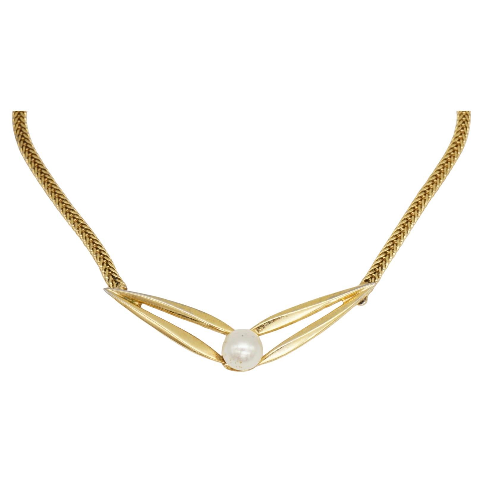 Christian Dior GROSSE 1965 Collana con ciondolo a triangolo traforato con sfere di perle bianche in vendita