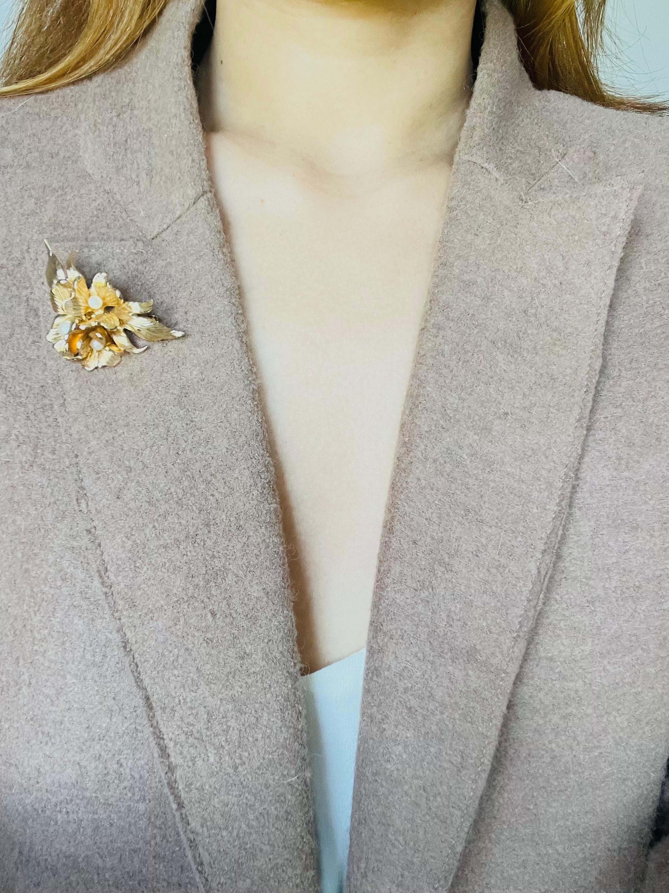 Women's or Men's Christian Dior GROSSE 1965 White Pearls Trio Cluster Blossom Flower Leaf Brooch For Sale
