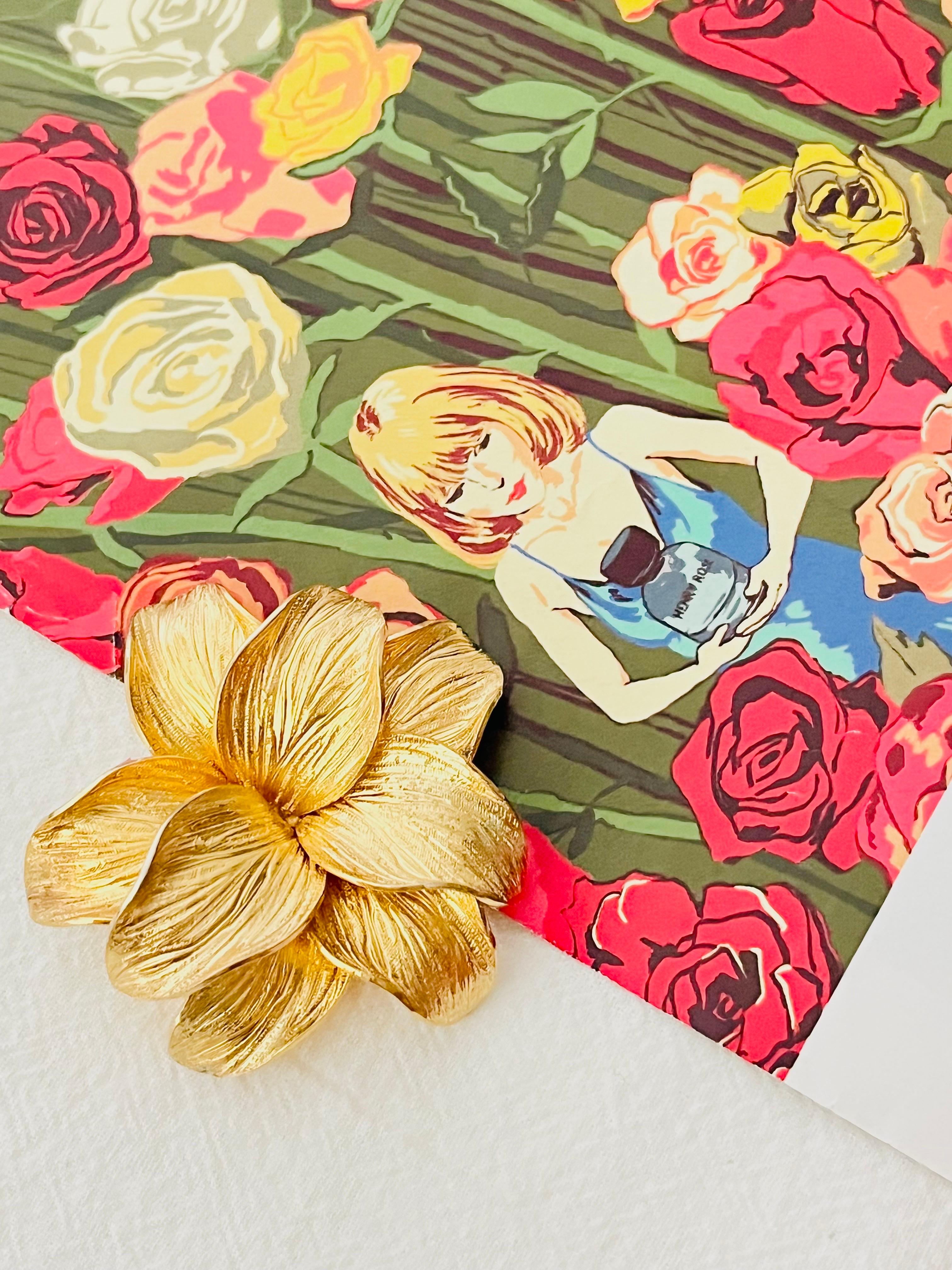 Christian Dior GROSSE 1966 Große lebendige Blüte Blume Doppelschicht Blatt Brosche, Gold-Ton

Sehr guter Zustand. Leichte Kratzer oder Farbverluste, kaum wahrnehmbar. 100% echt. 

Ein Unikat. Verschluss mit Sicherheitsnadel. Auf der Rückseite