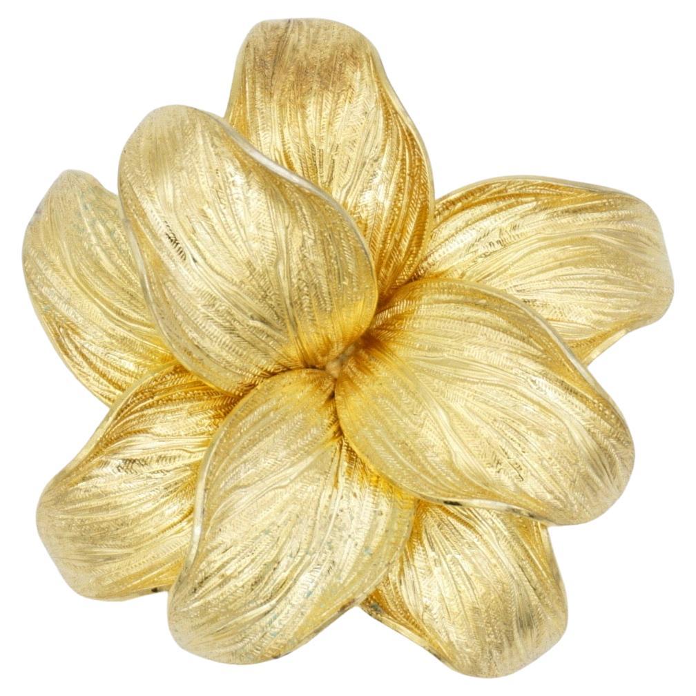 Christian Dior GROSSE 1966 Große lebendige Blüte Blume Doppelschicht Blatt Brosche, Gold-Ton

Sehr guter Zustand. Leichte Kratzer oder Farbverluste, kaum wahrnehmbar. 100% echt. 

Ein Unikat. Verschluss mit Sicherheitsnadel. Auf der Rückseite