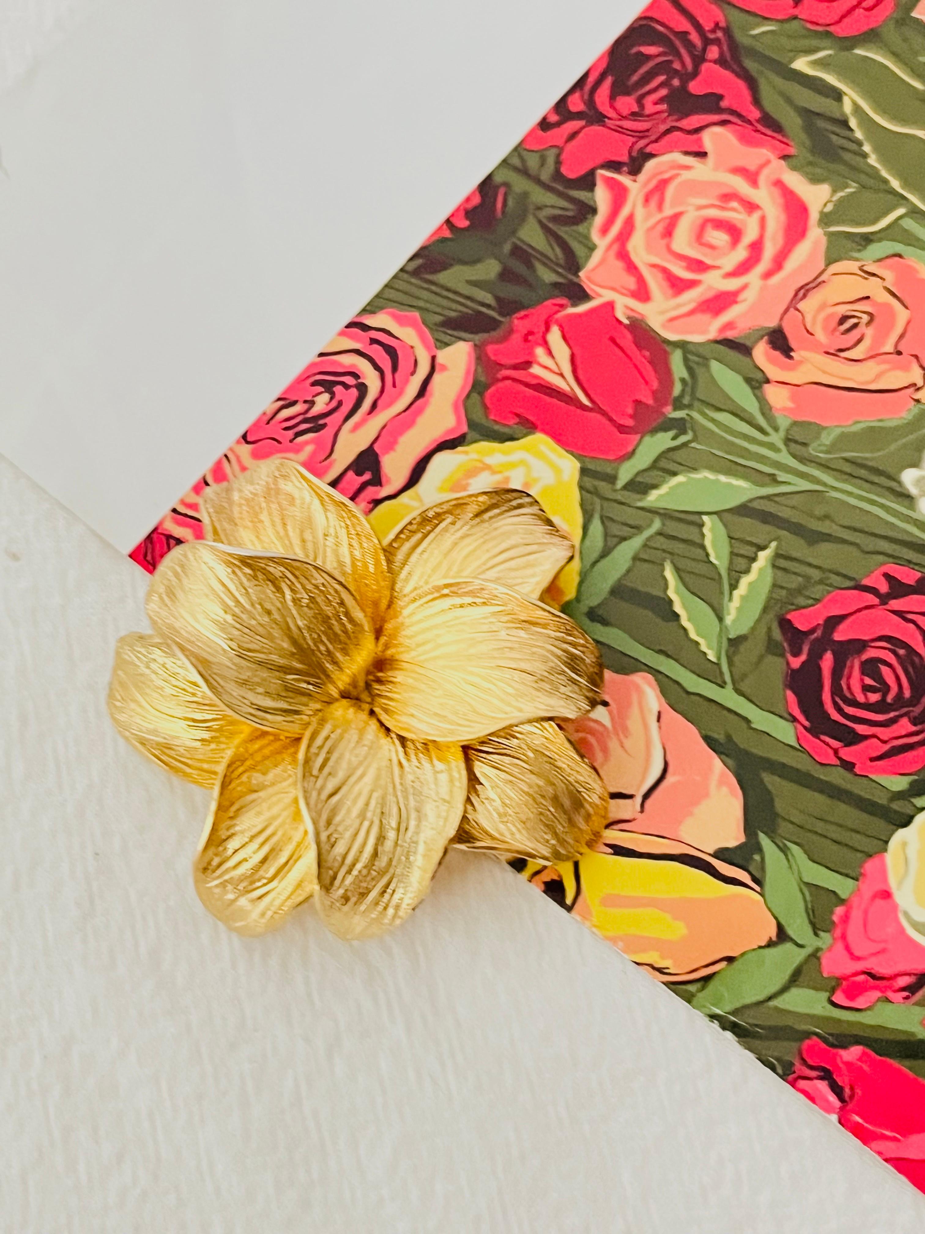 Christian Dior GROSSE 1966 Große Vivid Blossom Flower Double Layer Leaf Brosche im Zustand „Gut“ in Wokingham, England