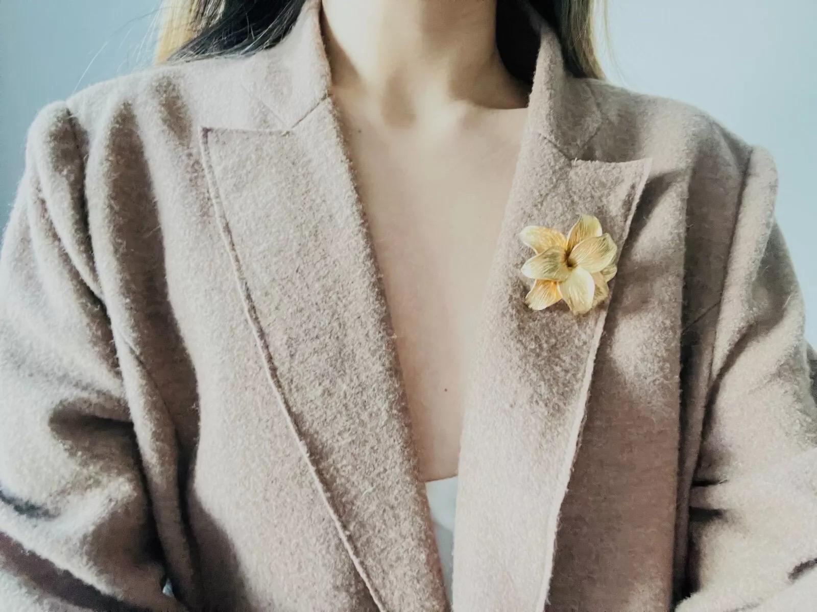 Christian Dior GROSSE 1966 Große Vivid Blossom Flower Double Layer Leaf Brosche für Damen oder Herren