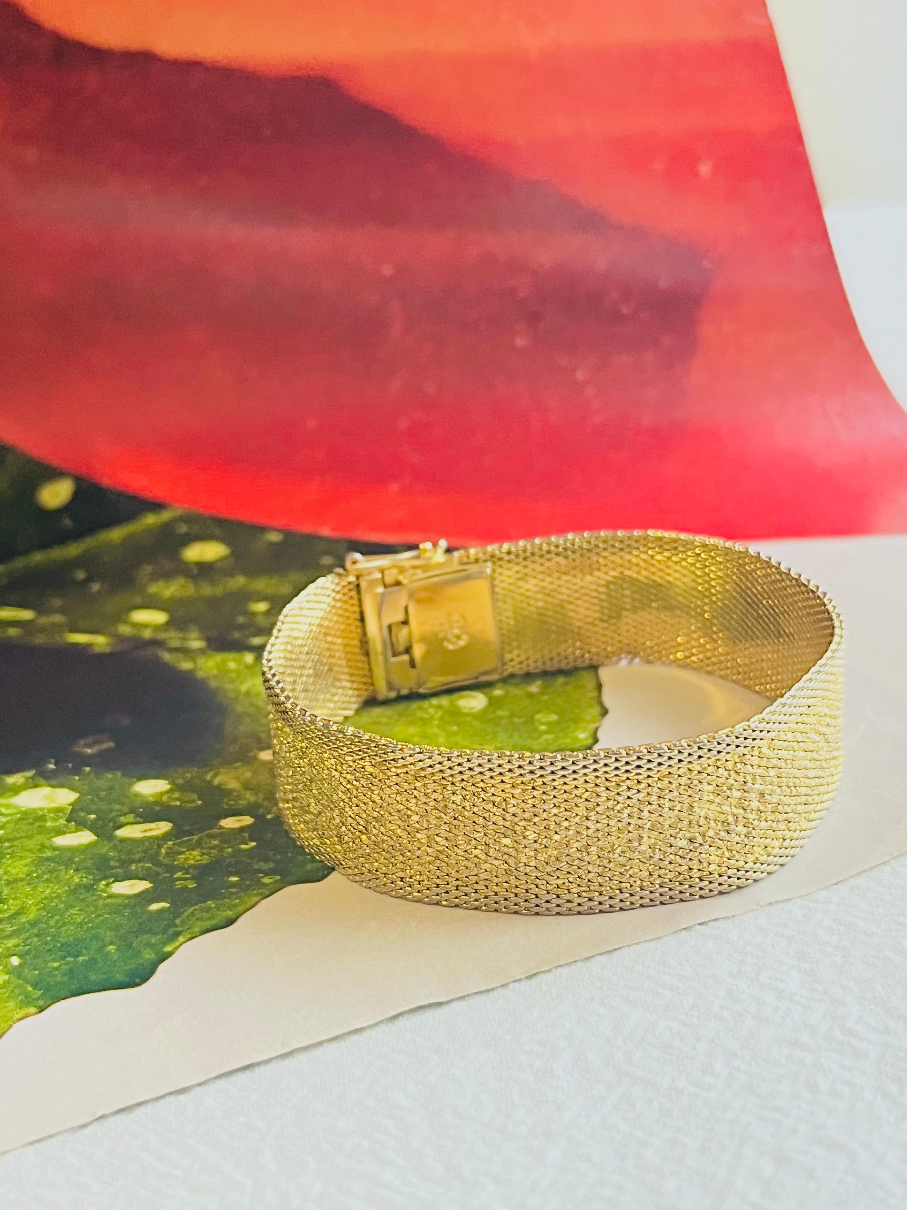 Christian Dior GROSSE 1966 Ridged Link Mesh Weave Modernist Cuff Bracelet, Gold Tone

A very beautiful bracelet by GROSSE, signed at the back.

Very good condition. Some light scratches or colour loss. Barely noticeable. 100% Genuine.

Size: 19.0