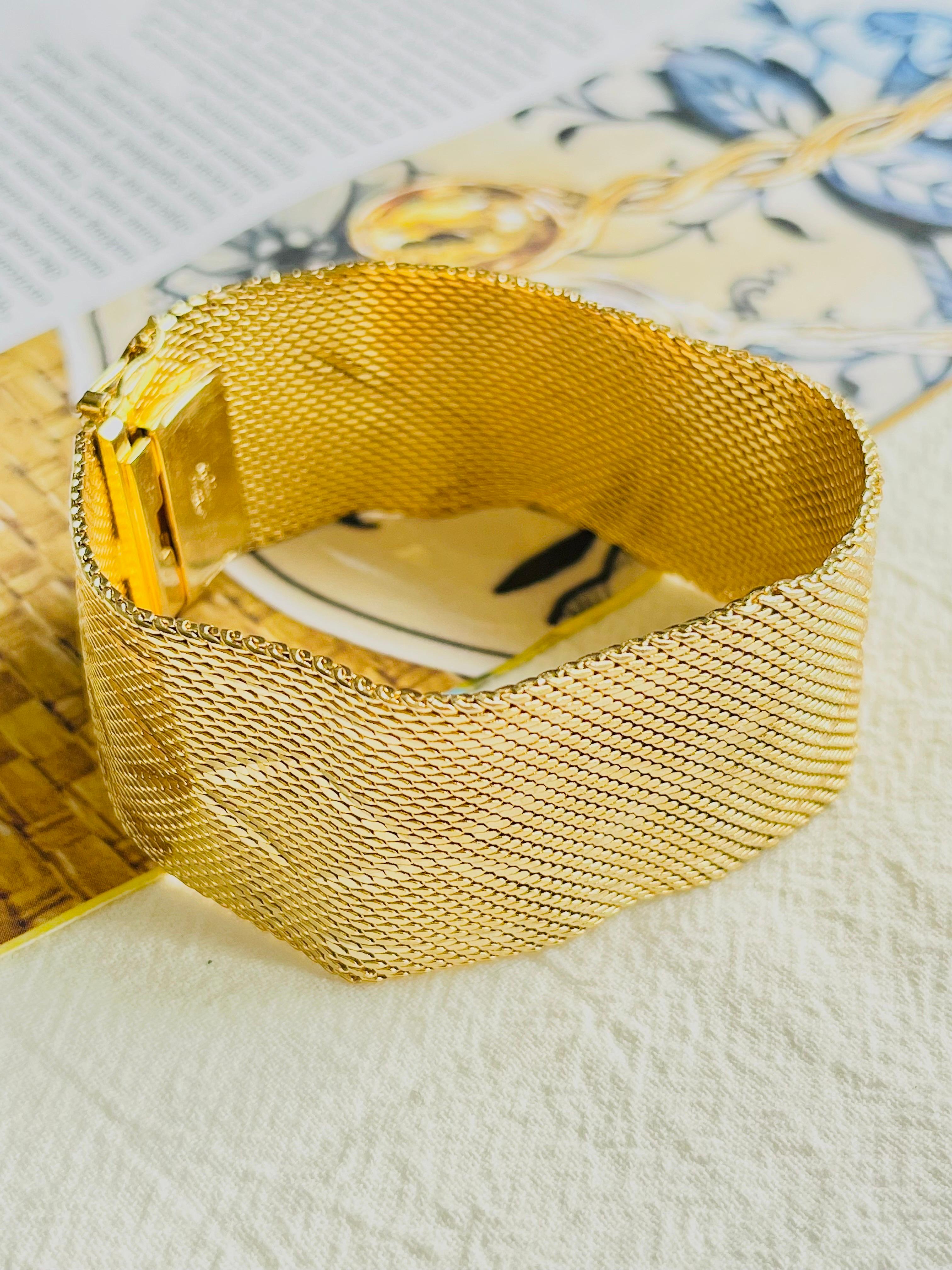 Christian Dior GROSSE 1966 Unisex Cross Diamond Woven Mesh Modernist Statement Cuff Bracelet, Gold Tone

A very beautiful bracelet by Chr. DIOR GROSSE, signed at the back.

Very good condition. Not very paralleled since the bracelet was made almost
