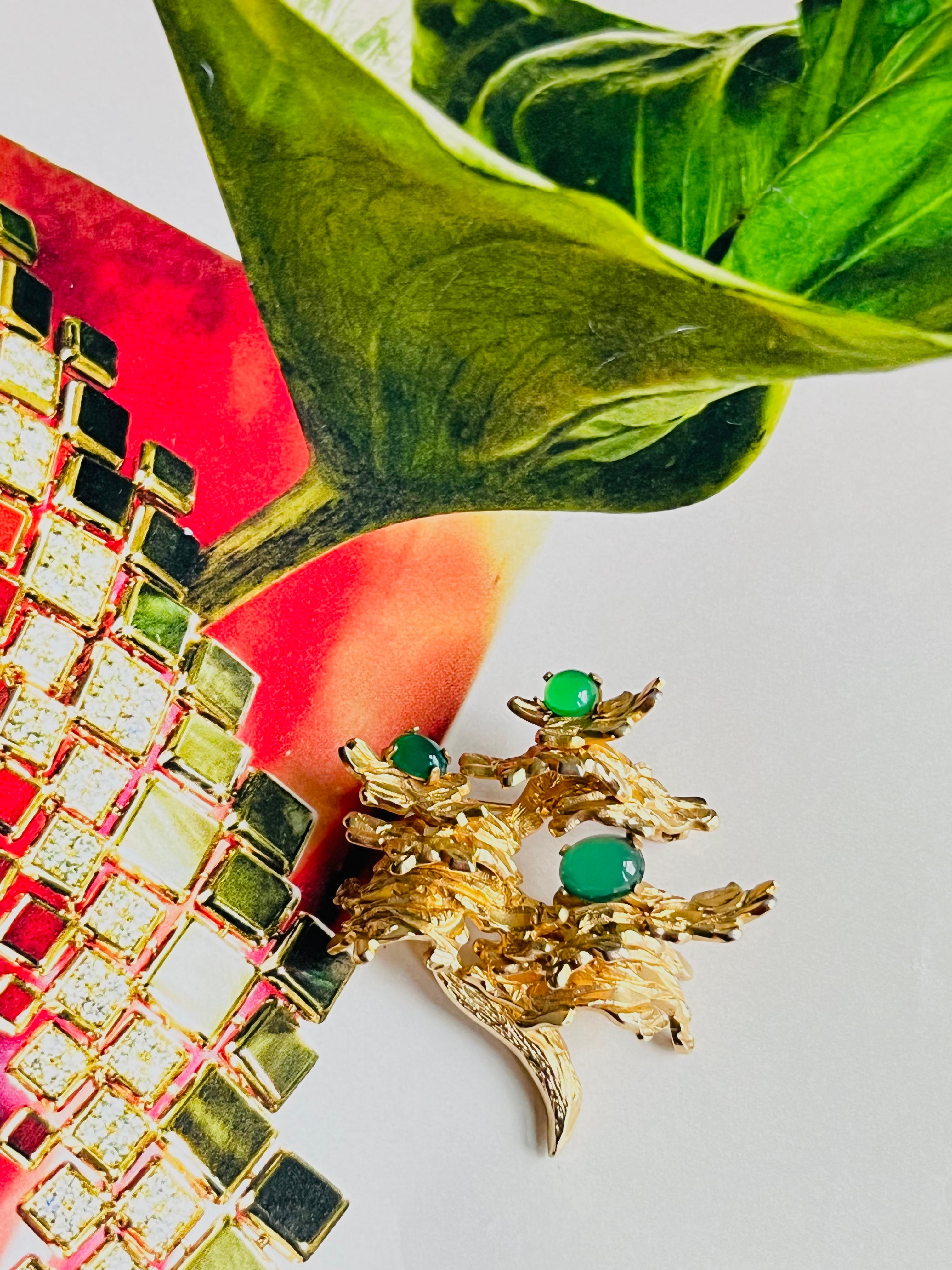 Christian Dior GROSSE 1966 Vintage Emerald Jade Green Flower Leaf Tree Brooch, Gold Tone

Very good condition. Signed at the rear. 100% Genuine.

Material: Gold plated metal, Stones.

Size: 4.5 cm x 4.4 cm.

Weight: 16.0 g.

_ _ _

Great for