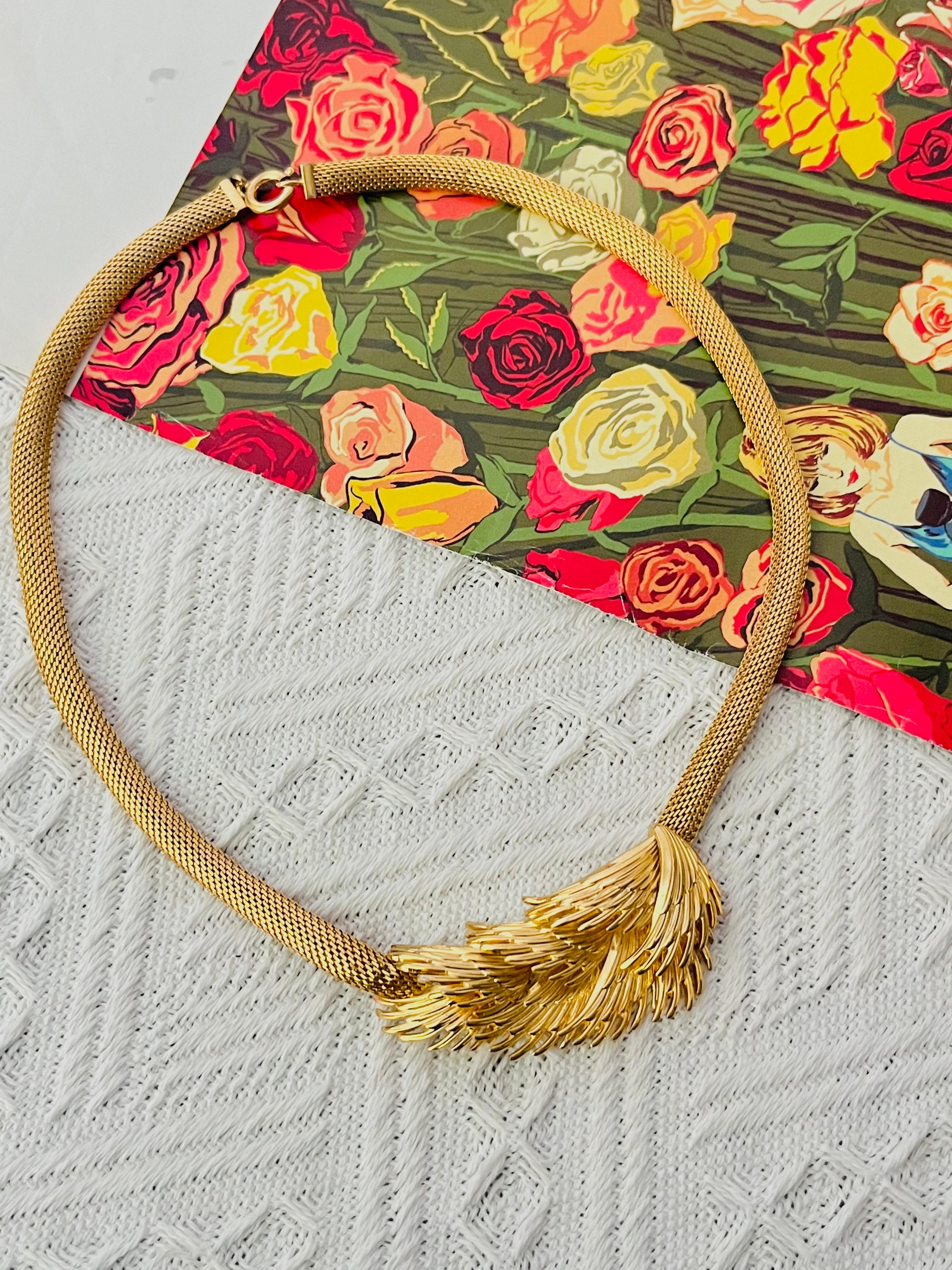 Christian Dior GROSSE 1966 Vintage Flourish Feather Wing 3D Mesh Snake Necklace In Excellent Condition For Sale In Wokingham, England