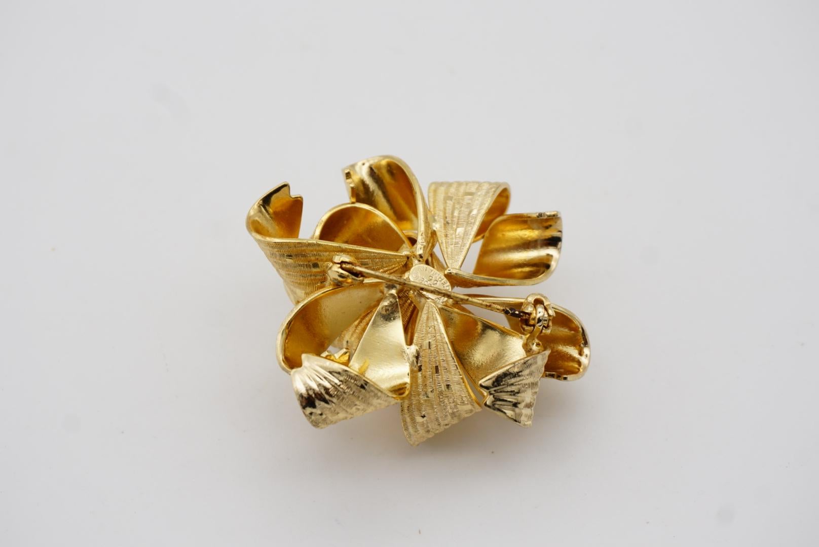 Christian Dior GROSSE 1966 Vintage Large Vivid 3D Ribbon Knot Bow Gold Brooch For Sale 7