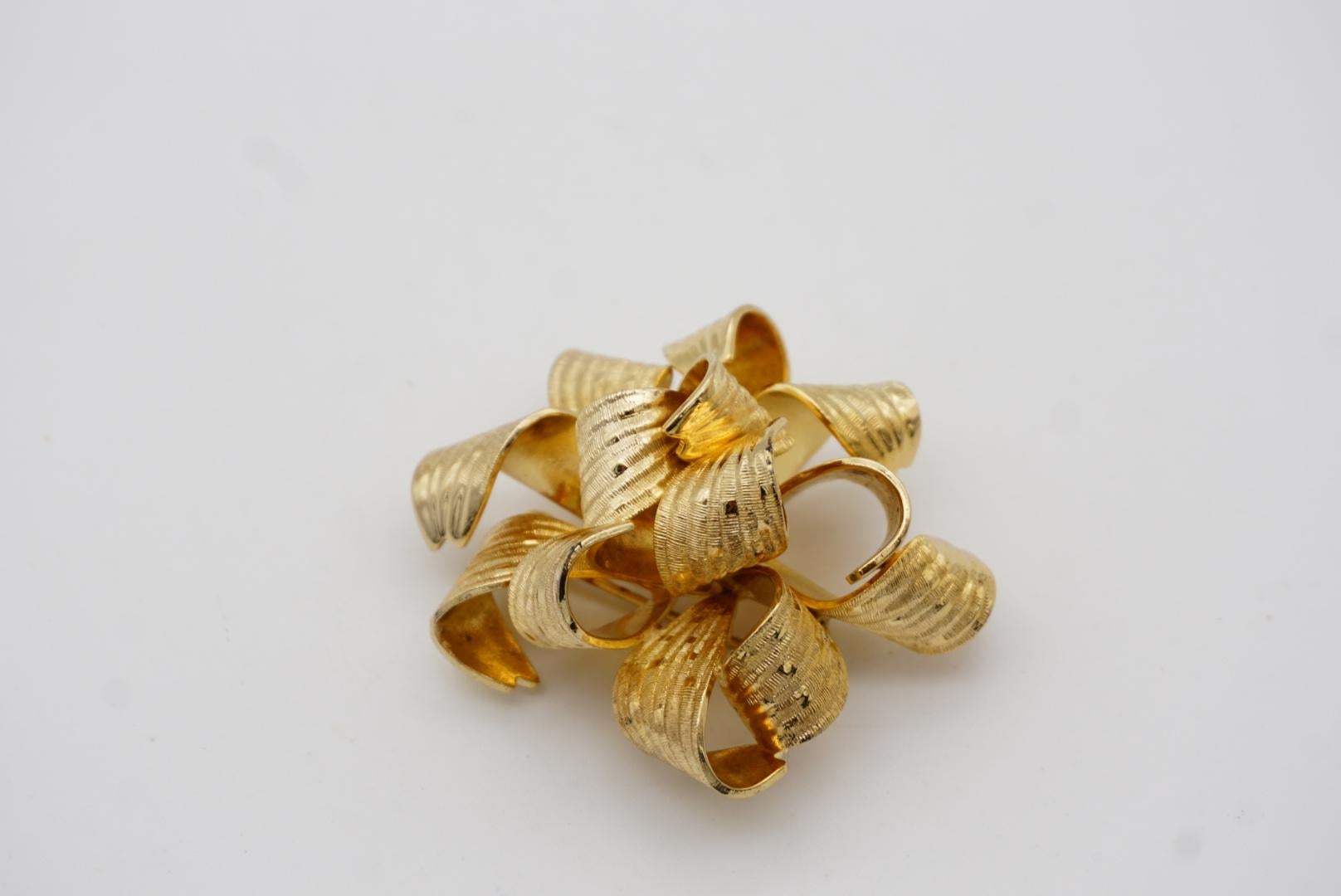 Christian Dior GROSSE 1966 Vintage Large Vivid 3D Ribbon Knot Bow Gold Brooch en vente 4