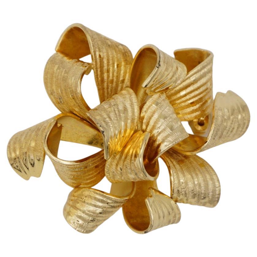 Christian Dior GROSSE 1966 Vintage Large Vivid 3D Ribbon Knot Bow Gold Brooch en vente