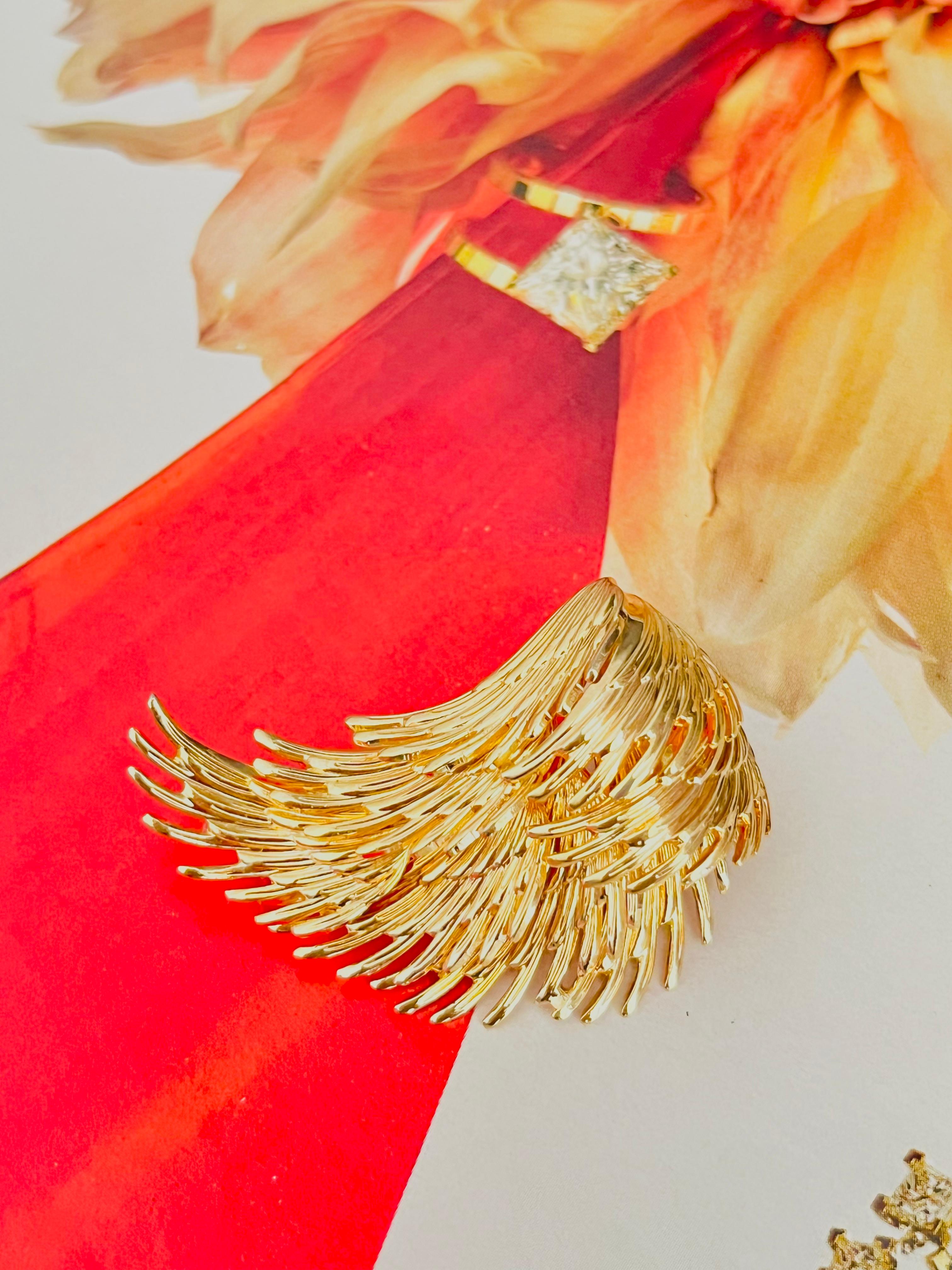 Art Deco Christian Dior GROSSE 1966 Vintage Vivid Wing Feather Layers Modernist Brooch For Sale