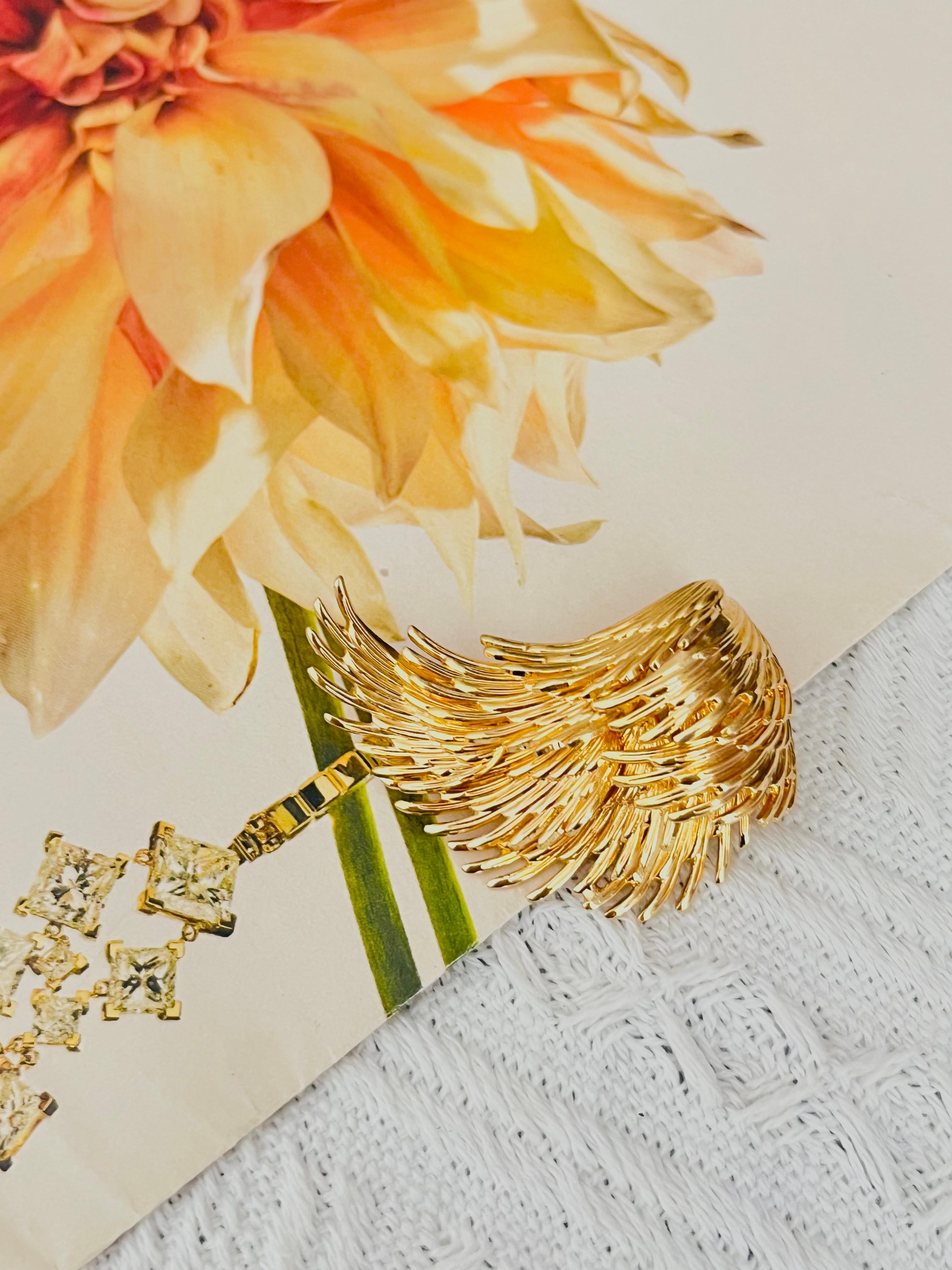 Christian Dior GROSSE 1966 Vintage Vivid Wing Feather Layers Modernist Brooch In Excellent Condition For Sale In Wokingham, England