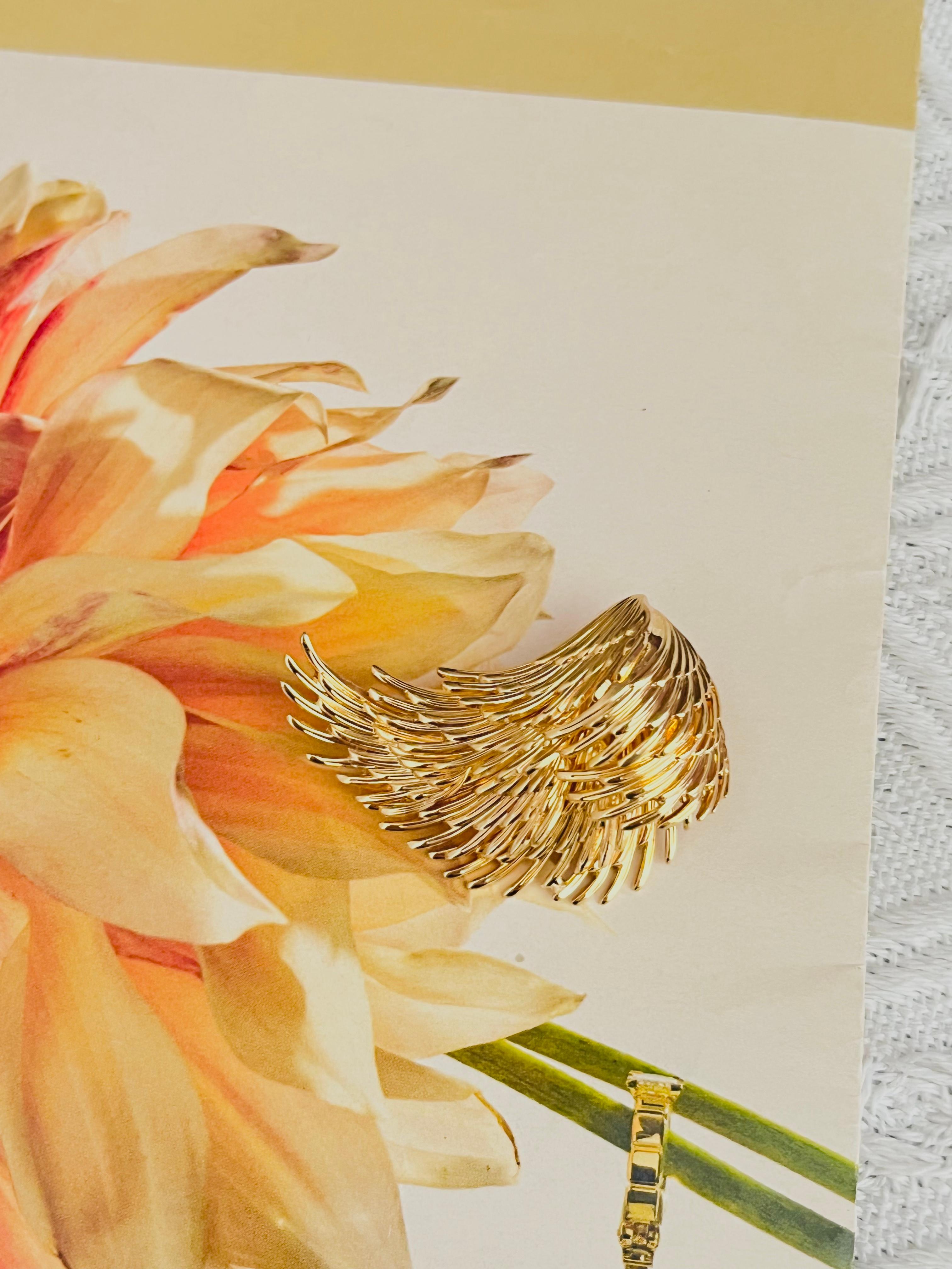 Women's or Men's Christian Dior GROSSE 1966 Vintage Vivid Wing Feather Layers Modernist Brooch For Sale