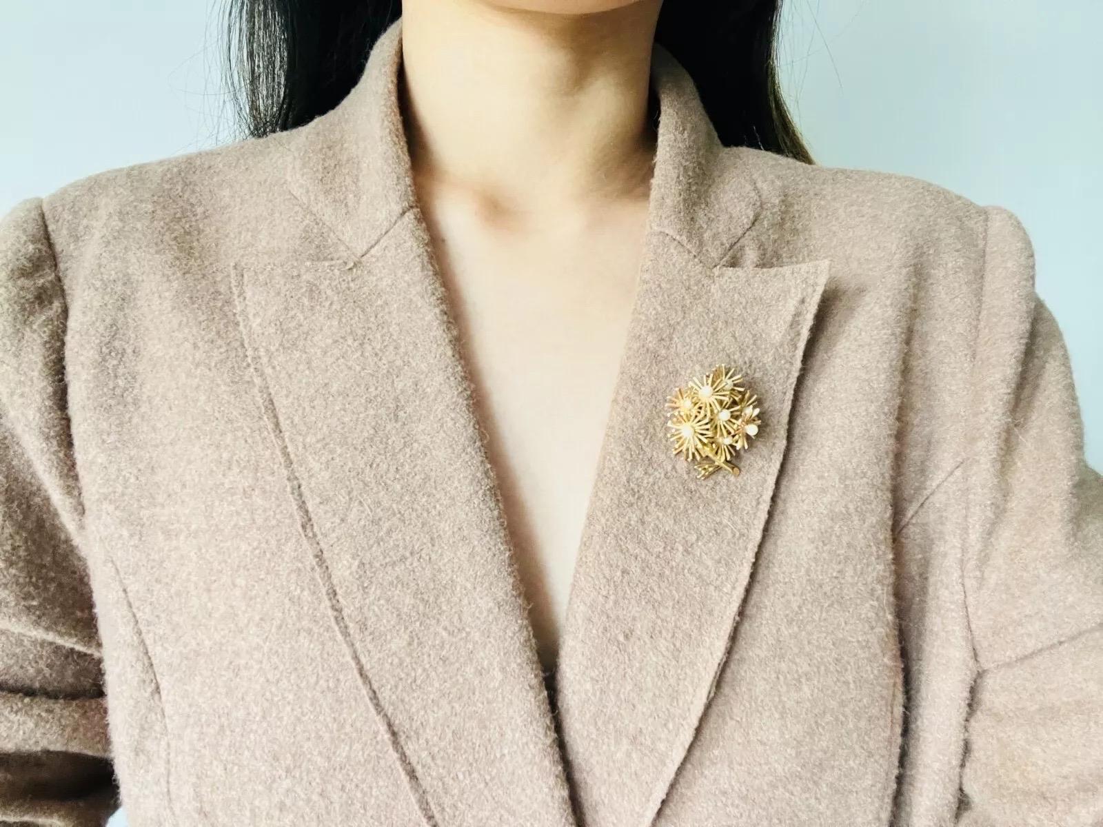 Christian Dior GROSSE 1966 Vintage White Pearls Cluster Flower Dandelion Brooch For Sale 1
