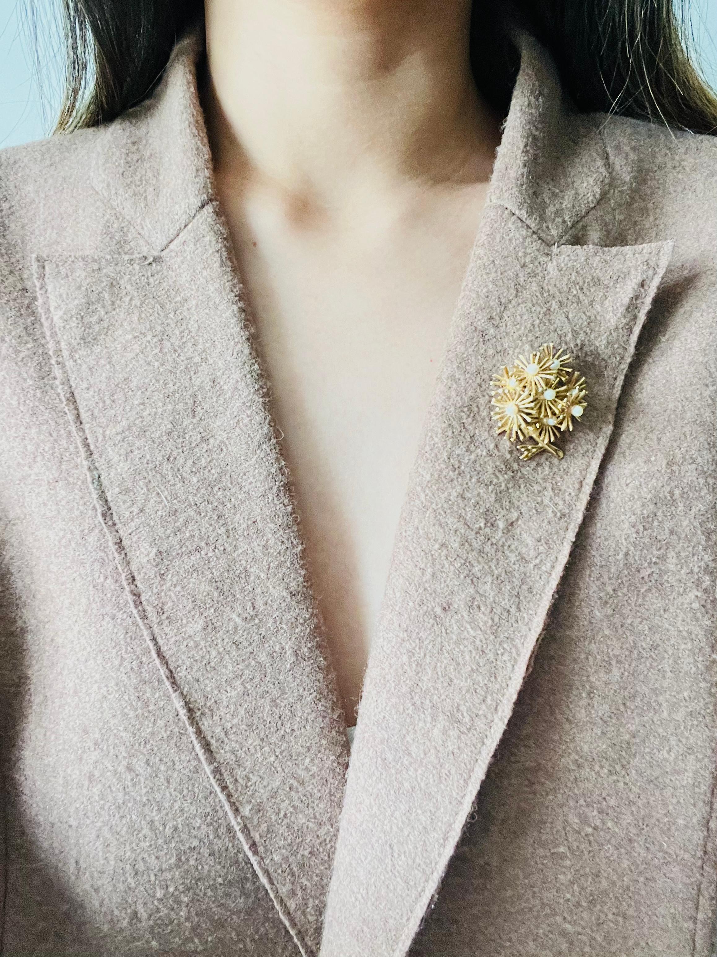 Christian Dior Grosse 1966 Vintage perles White Radiant Sun Burst Flower Broche en vente 1