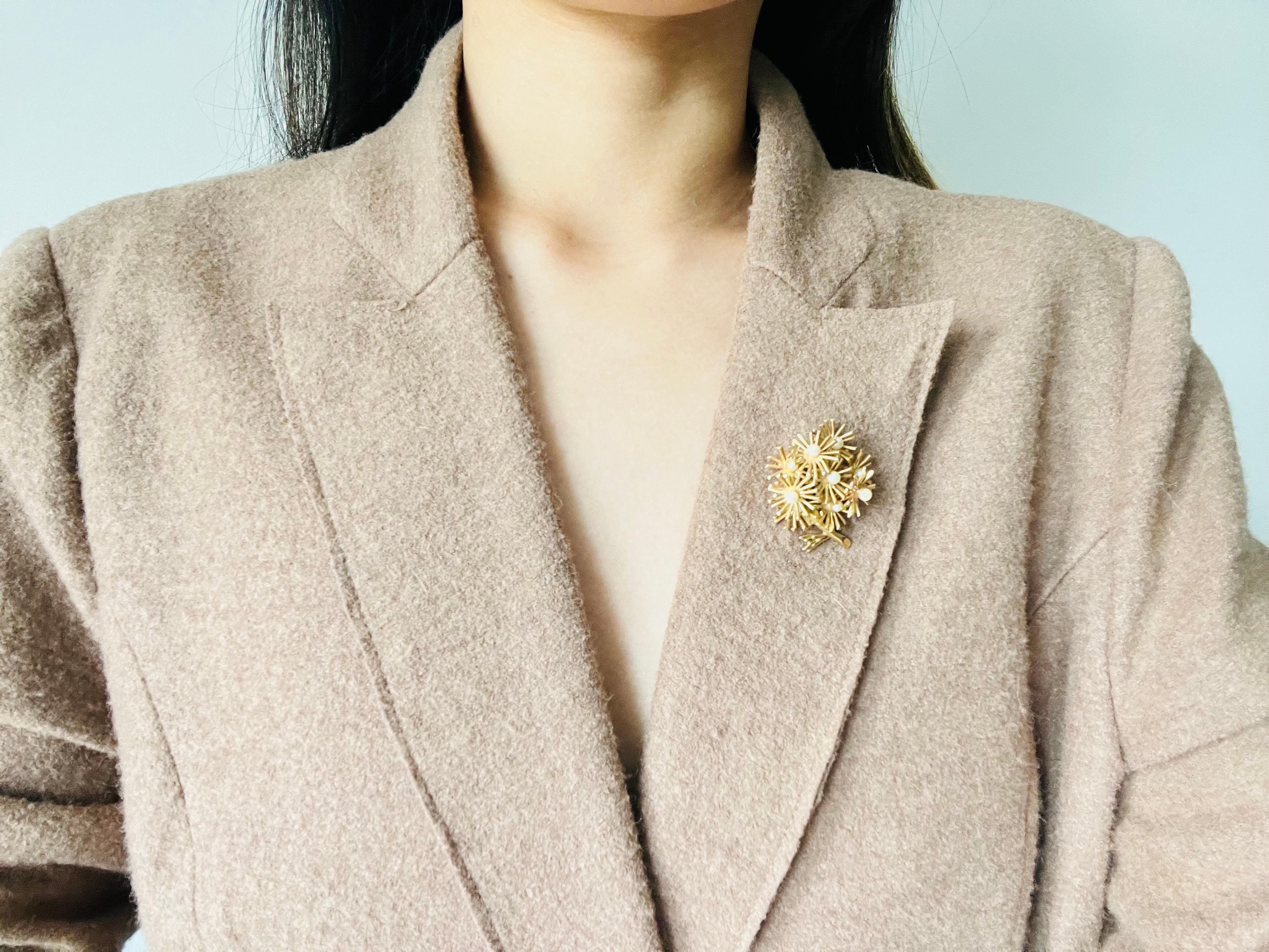 Christian Dior Grosse 1966 Vintage perles White Radiant Sun Burst Flower Broche en vente 2