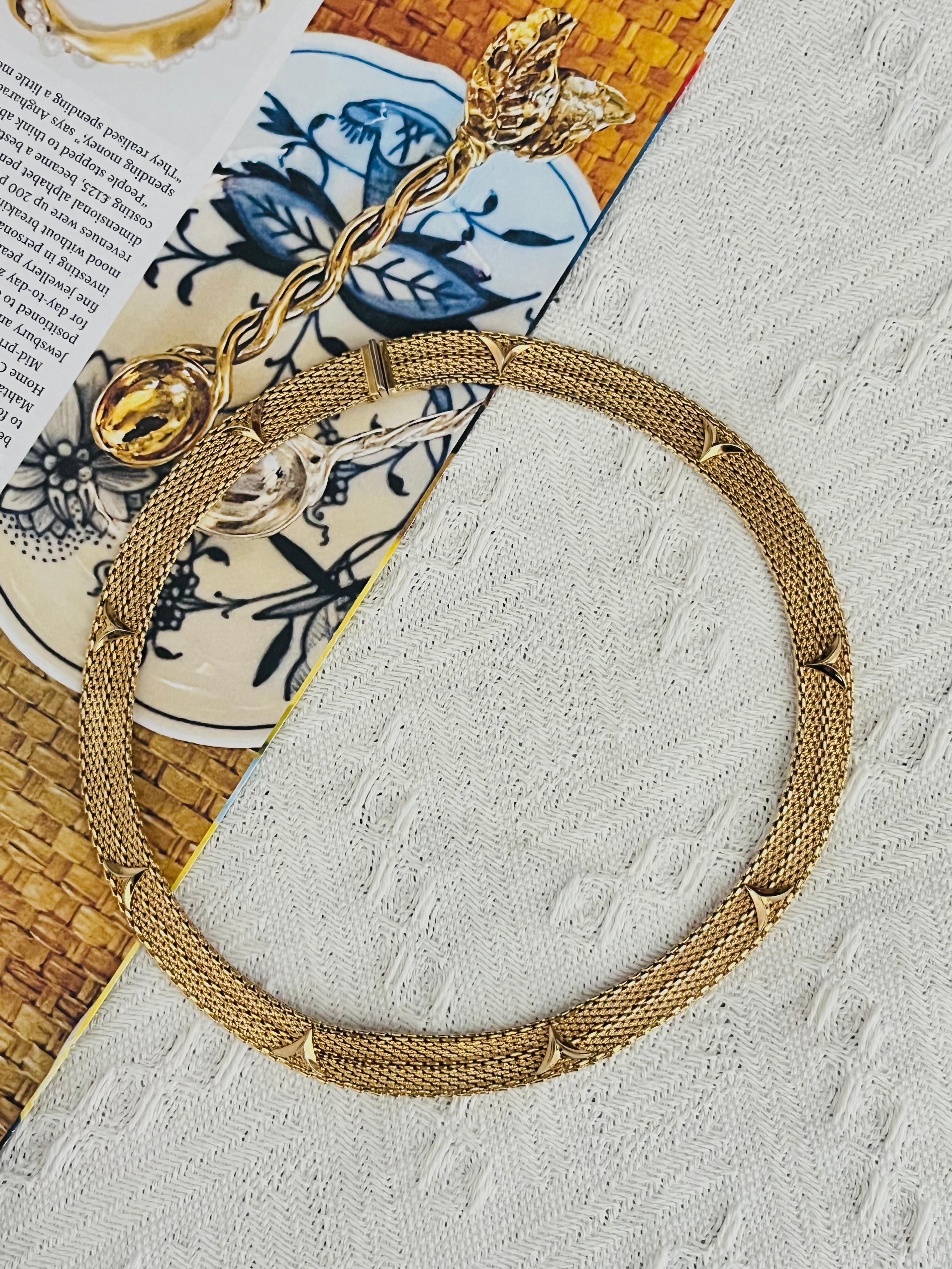 Christian Dior GROSSE 1966 Collana d'oro con borchie a triangolo intrecciate d'epoca In condizioni buone in vendita a Wokingham, England