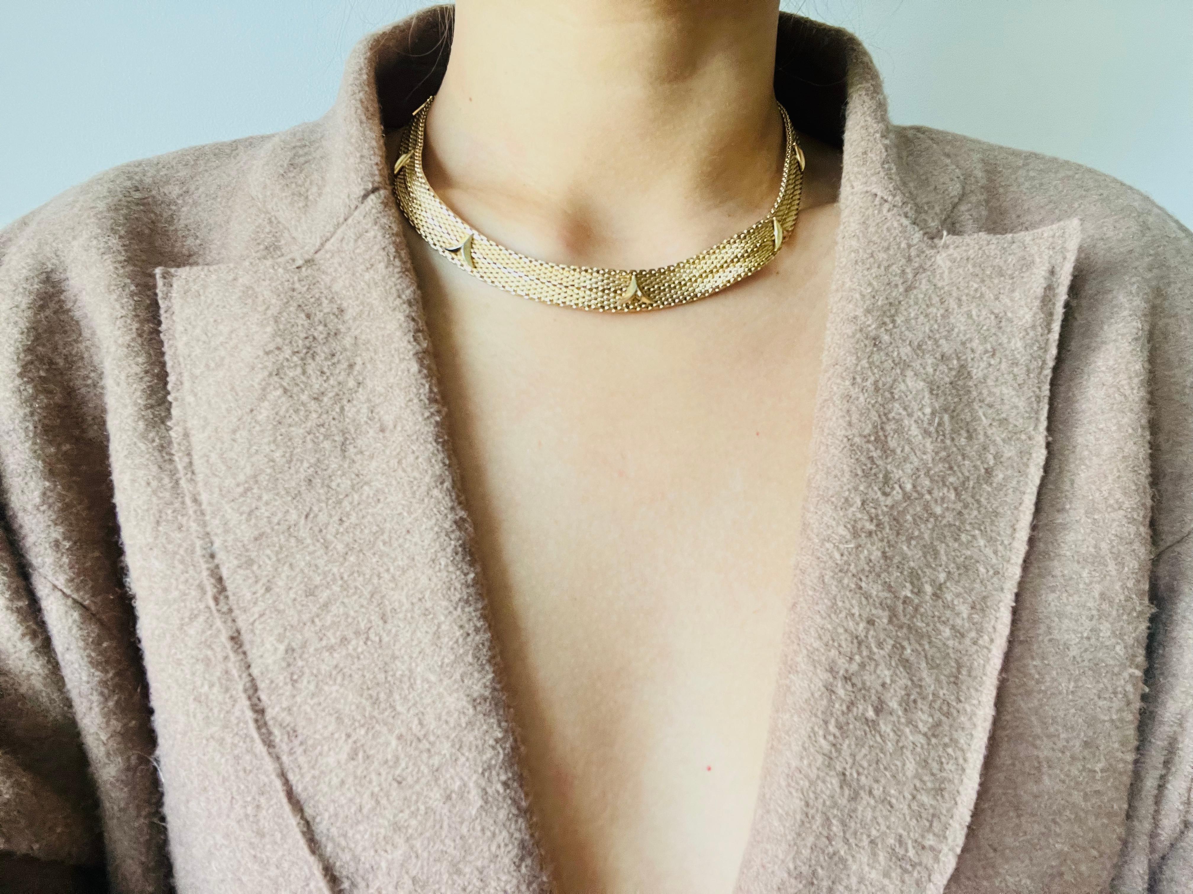 Christian Dior GROSSE 1966 Collana d'oro con borchie a triangolo intrecciate d'epoca in vendita 1