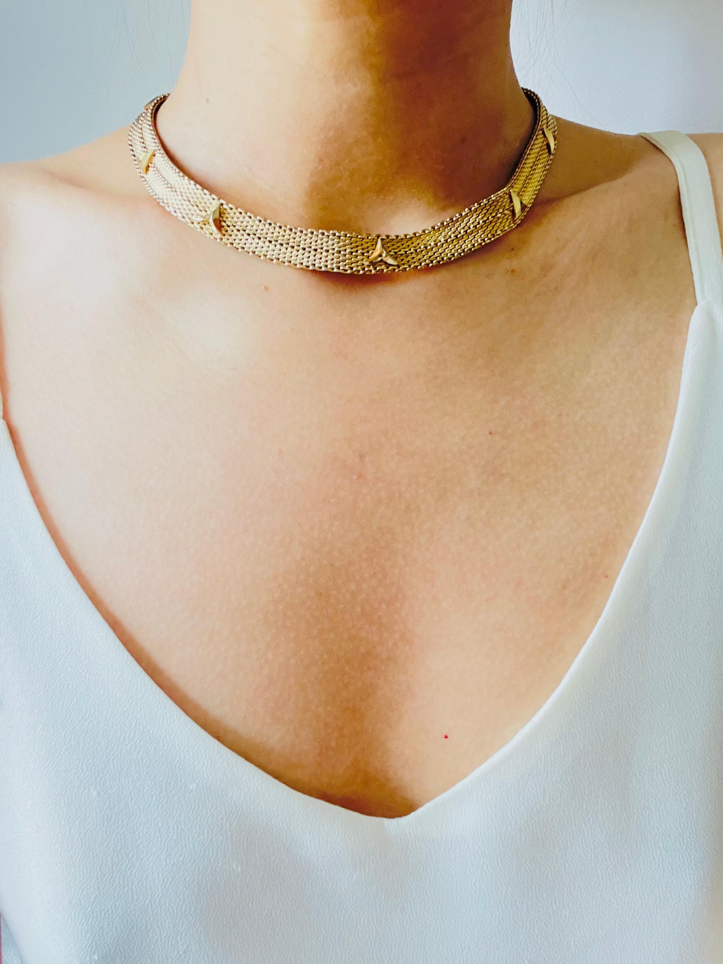 Christian Dior GROSSE 1966 Collana d'oro con borchie a triangolo intrecciate d'epoca in vendita 2
