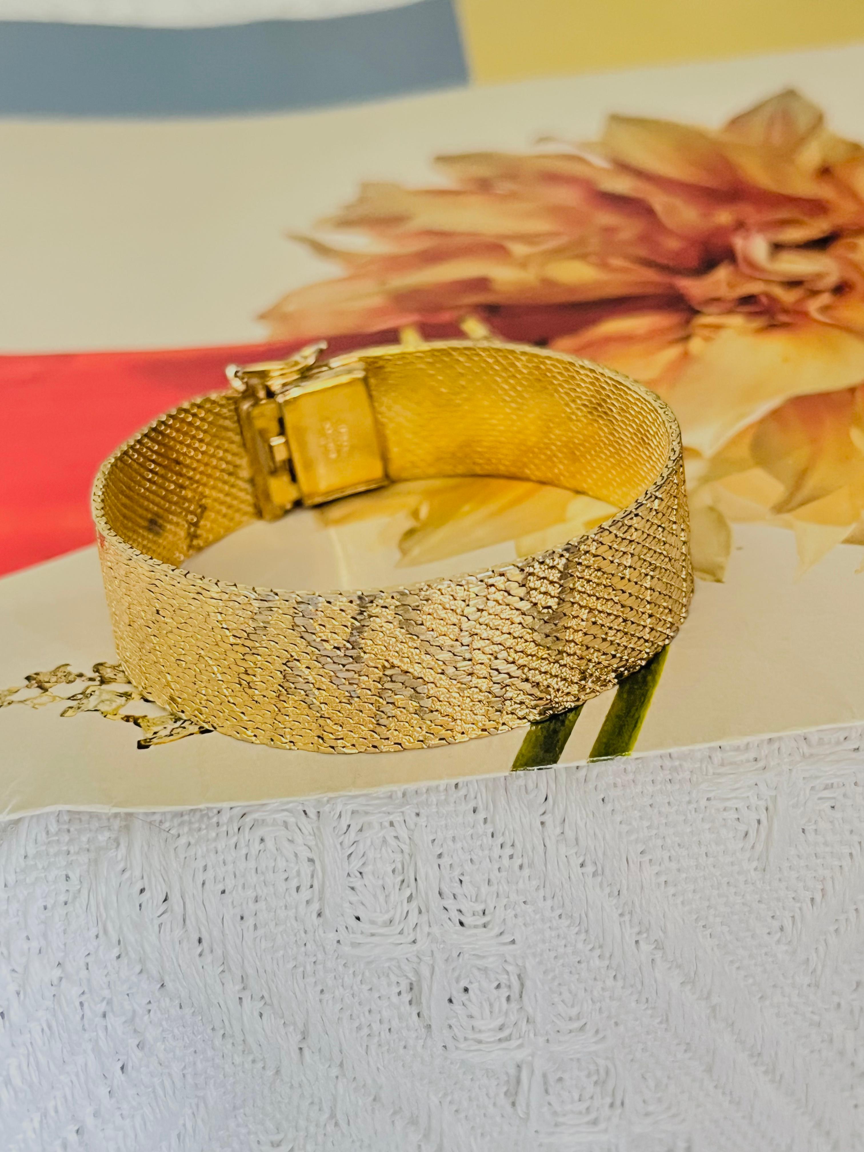 Christian Dior GROSSE 1967 Vintage Unisexe Relief Flame Fire Leaf Symmetric Ridged Mesh Link Modernist  Bracelet manchette, ton or

Très bon état. Légères rayures ou perte de couleur, à peine perceptibles. 100% authentique.

Signé au dos. Très rare