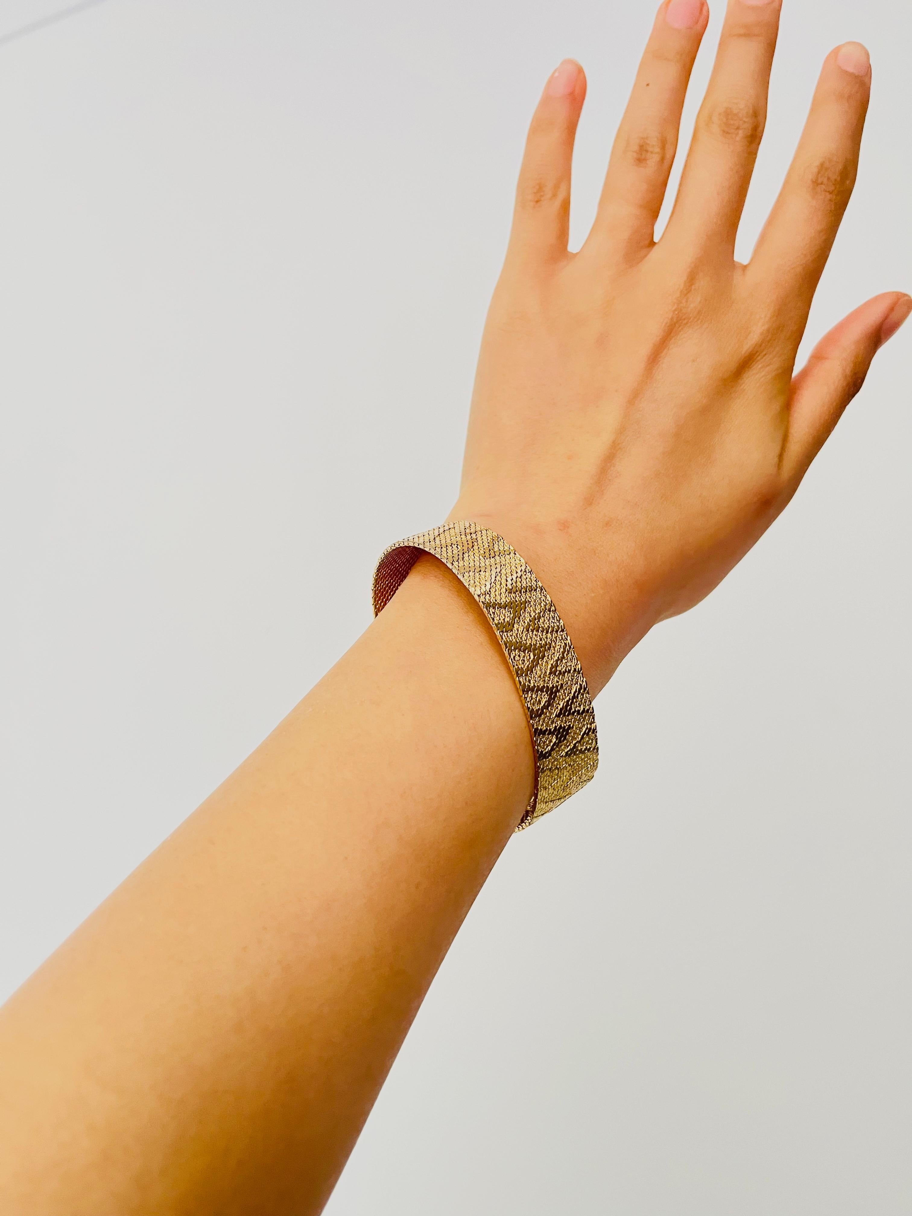 Christian Dior GROSSE 1967 Bracelet moderniste en maille tissée en forme de flamme striée en relief en vente 1