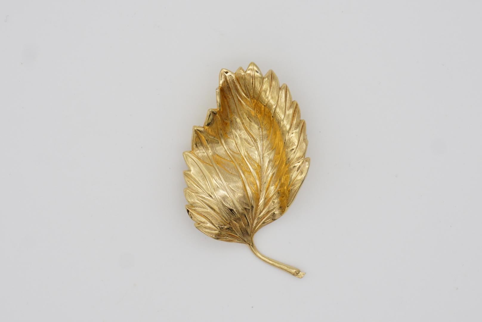 Christian Dior GROSSE 1967 Vintage Autumn Wave Wind Fallen Leaf Gold Brooch In Excellent Condition For Sale In Wokingham, England