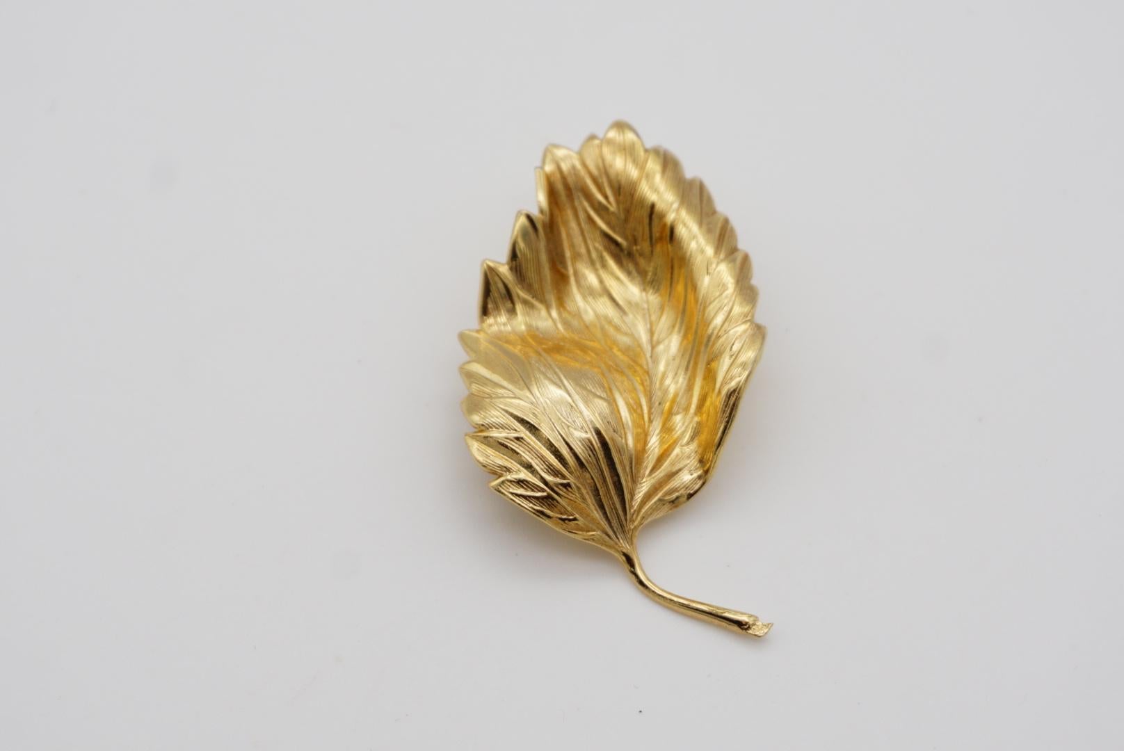 Women's or Men's Christian Dior GROSSE 1967 Vintage Autumn Wave Wind Fallen Leaf Gold Brooch For Sale