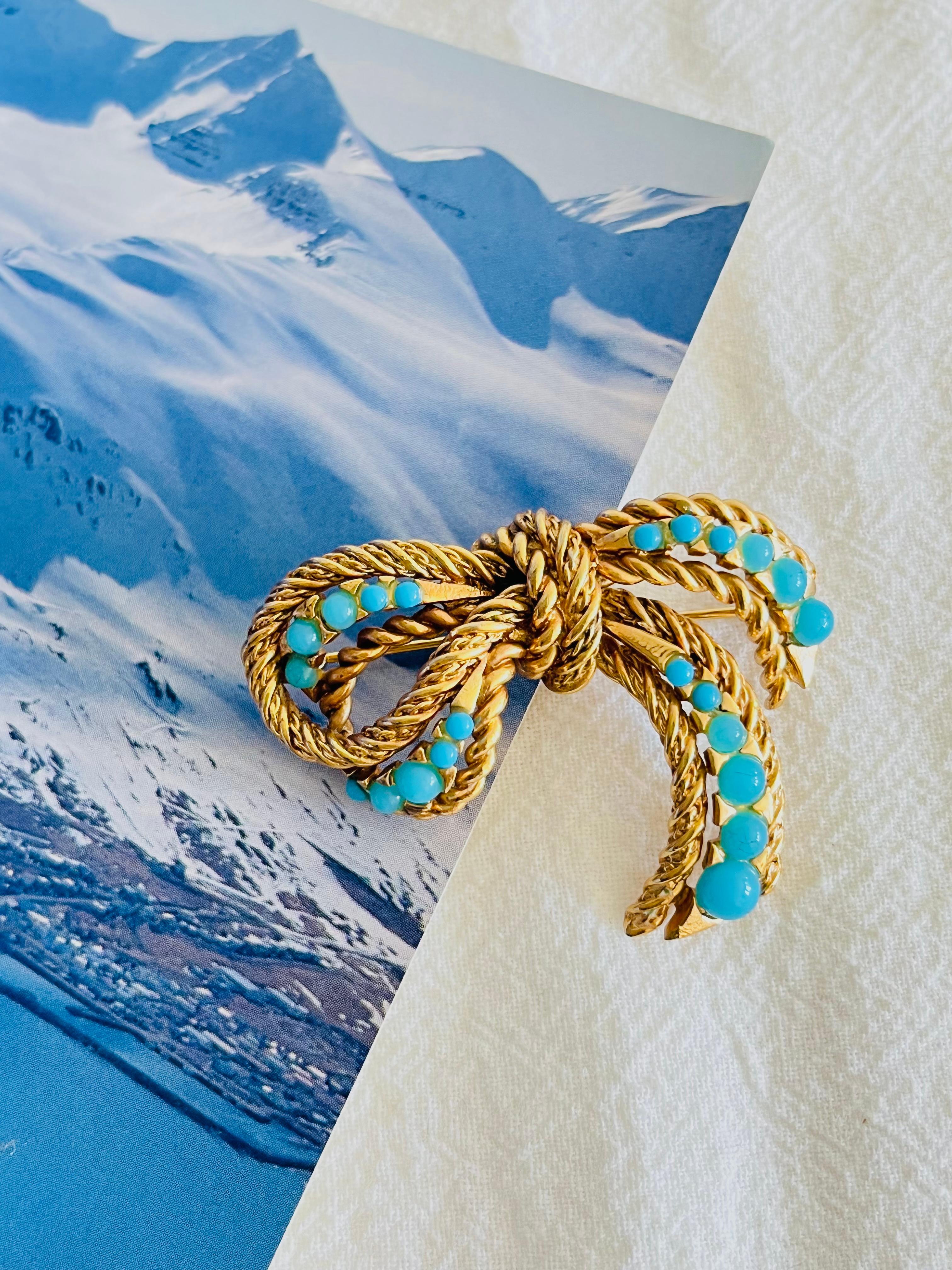 Christian Dior GROSSE 1967 Vintage Blue Dots Knot Bow Ribbon Openwork Brooch, Gold Tone

Très bon état. 100% authentique. Rare à trouver.

Fermeture à goupille de sécurité. Signé Grosse 1967 au dos.

Taille : 4,8 cm x 3,7 cm.

Poids : 16,0 g.

_ _