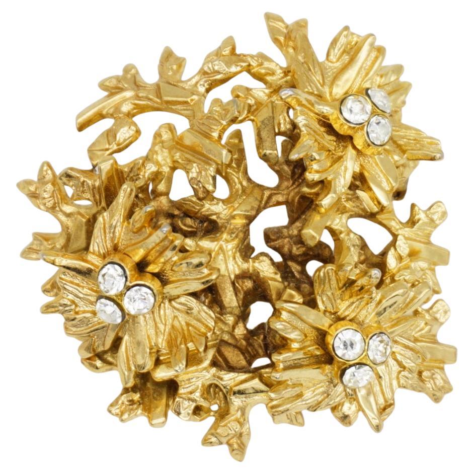 Christian Dior GROSSE 1967 Spilla a strati con Trio di cristalli d
epoca e fiori a grappolo in vendita