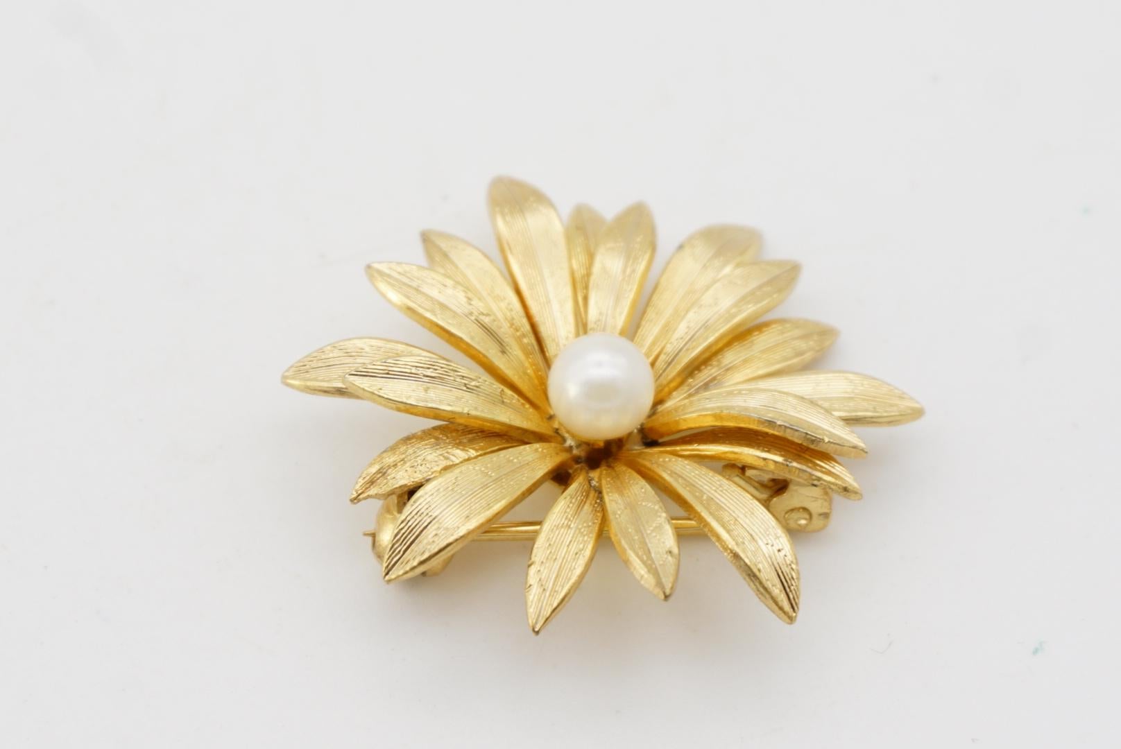 Christian Dior GROSSE 1967 Vintage Daisy Flower Blossom White Pearl Gold Brooch For Sale 5