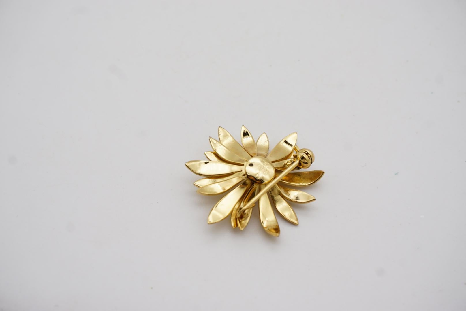 Christian Dior GROSSE 1967 Vintage Daisy Flower Blossom White Pearl Gold Brooch For Sale 6