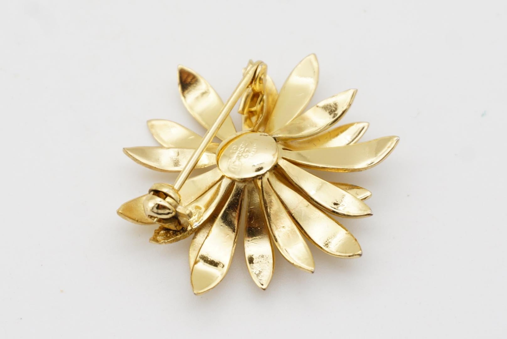 Christian Dior GROSSE 1967 Vintage Daisy Flower Blossom White Pearl Gold Brooch For Sale 7