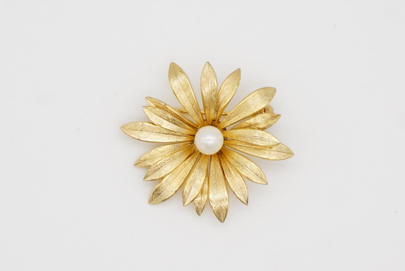 Christian Dior GROSSE 1967 Vintage Daisy Flower Blossom White Pearl Gold Brooch For Sale 2