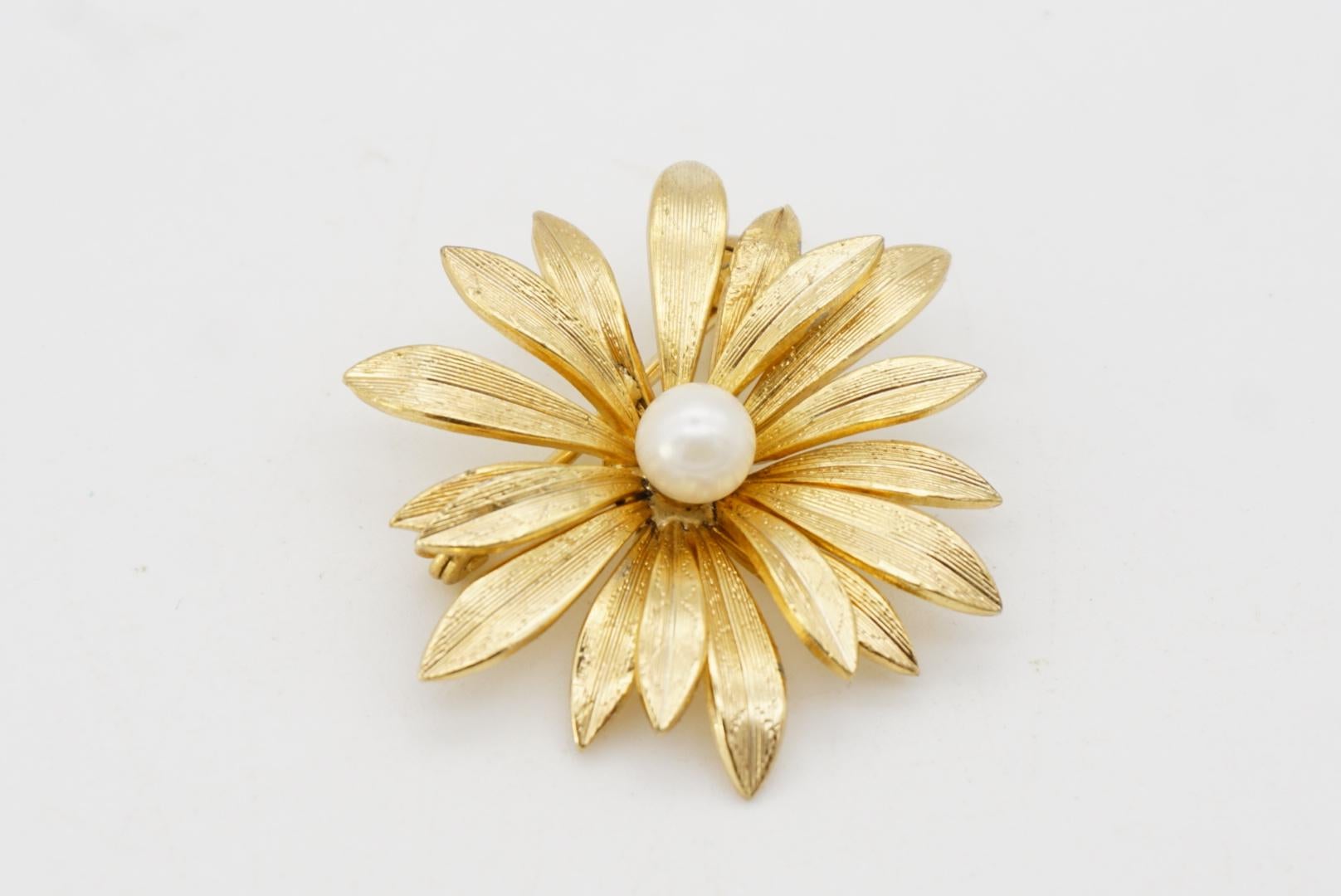 Christian Dior GROSSE 1967 Vintage Daisy Flower Blossom White Pearl Gold Brooch For Sale 3