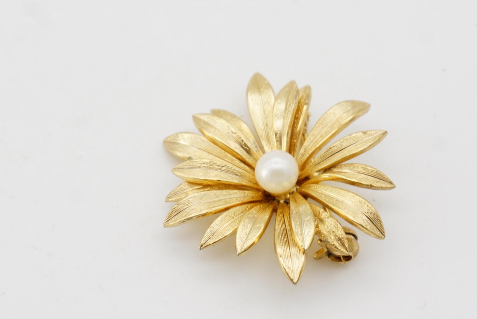 Christian Dior GROSSE 1967 Vintage Daisy Flower Blossom White Pearl Gold Brooch For Sale 4