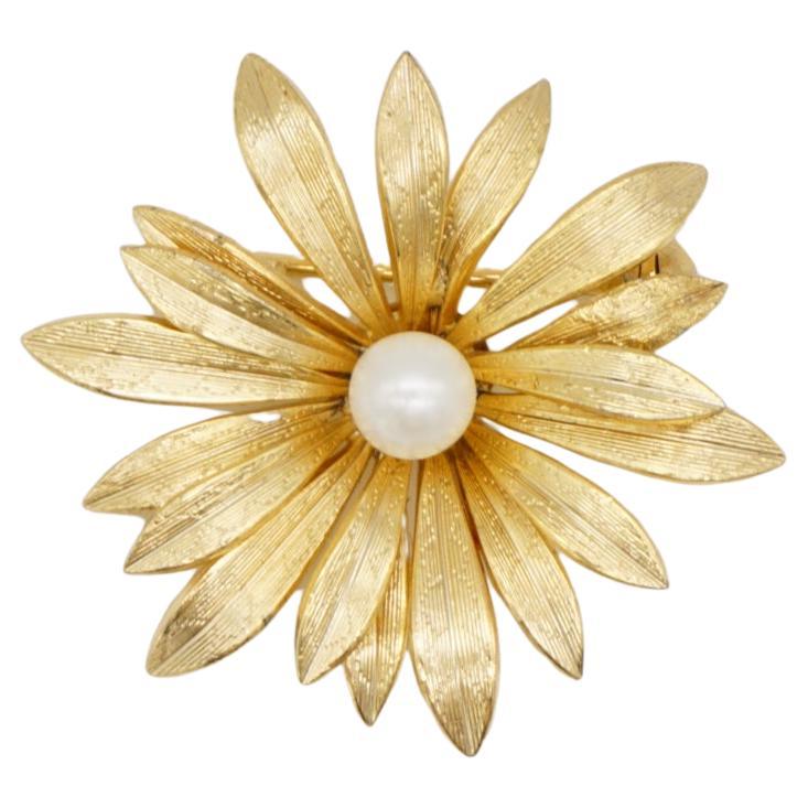 Christian Dior GROSSE 1967 Vintage Daisy Flower Blossom White Pearl Gold Brooch For Sale