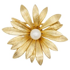 Christian Dior GROSSE 1967 Vintage Daisy Flower Blossom White Pearl Gold Brooch