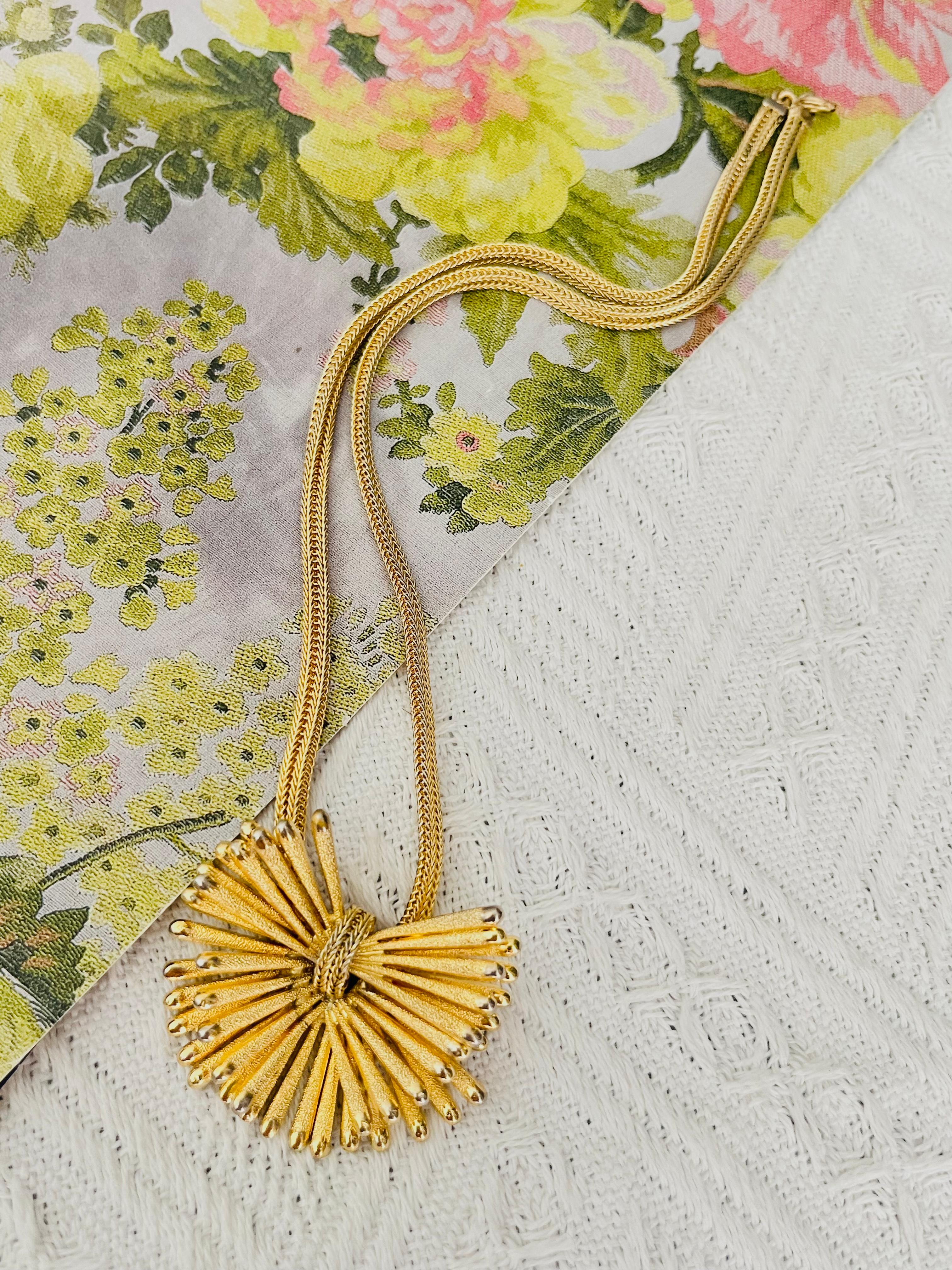 Christian Dior GROSSE 1967 Unisex Vintage Double Layer Bow Sunburst Large Pendant Woven Chain Modernist Choker Necklace, Gold Plated

Good condition. A tiny crease at the end of chain, light scratches or colour loss, especially at back, still very