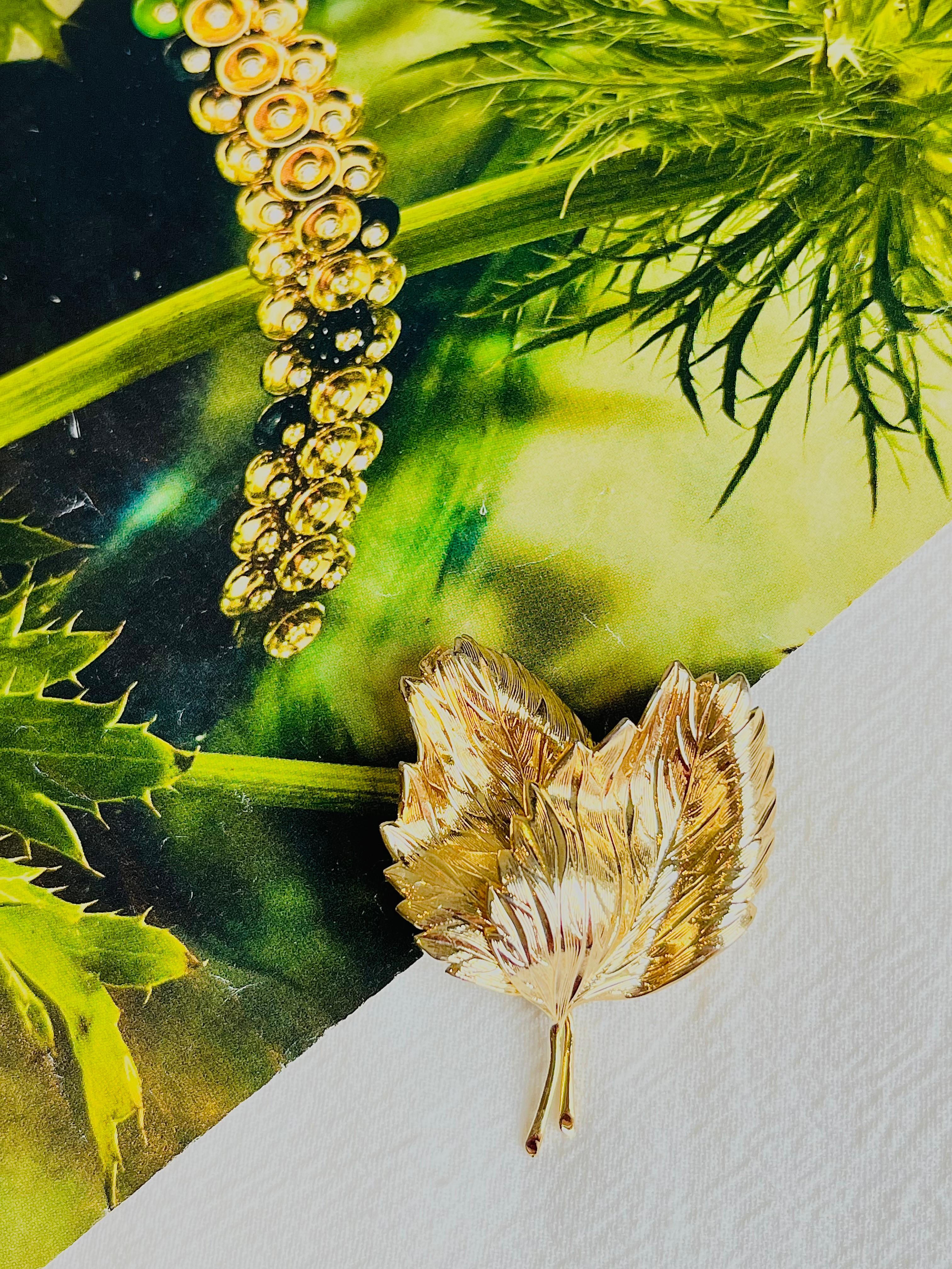Art déco Christian Dior GROSSE 1967 - Grande broche vintage à double texture ondulée et ondulée à feuilles tombantes en vente