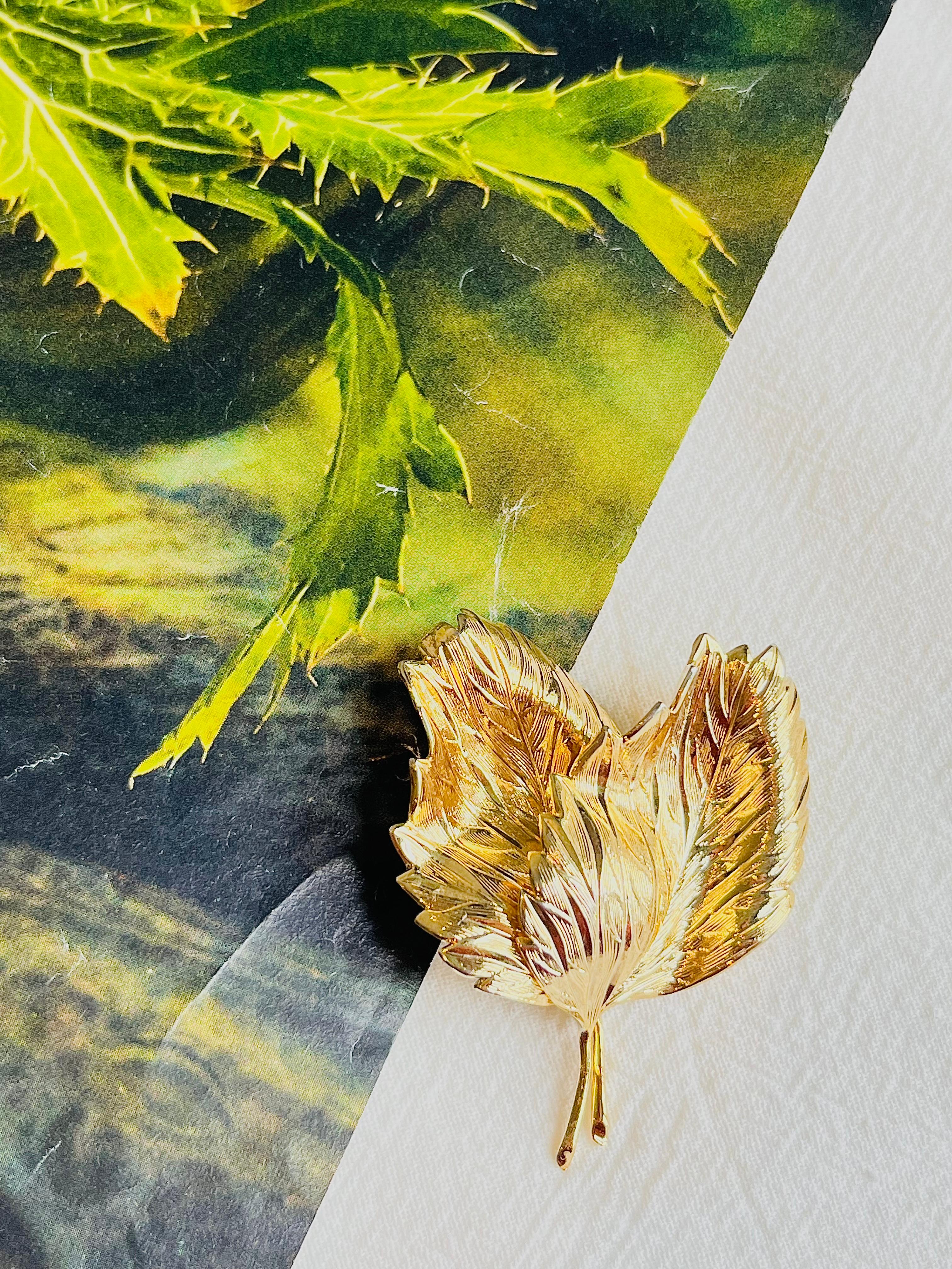 Christian Dior GROSSE 1967 - Grande broche vintage à double texture ondulée et ondulée à feuilles tombantes Unisexe en vente
