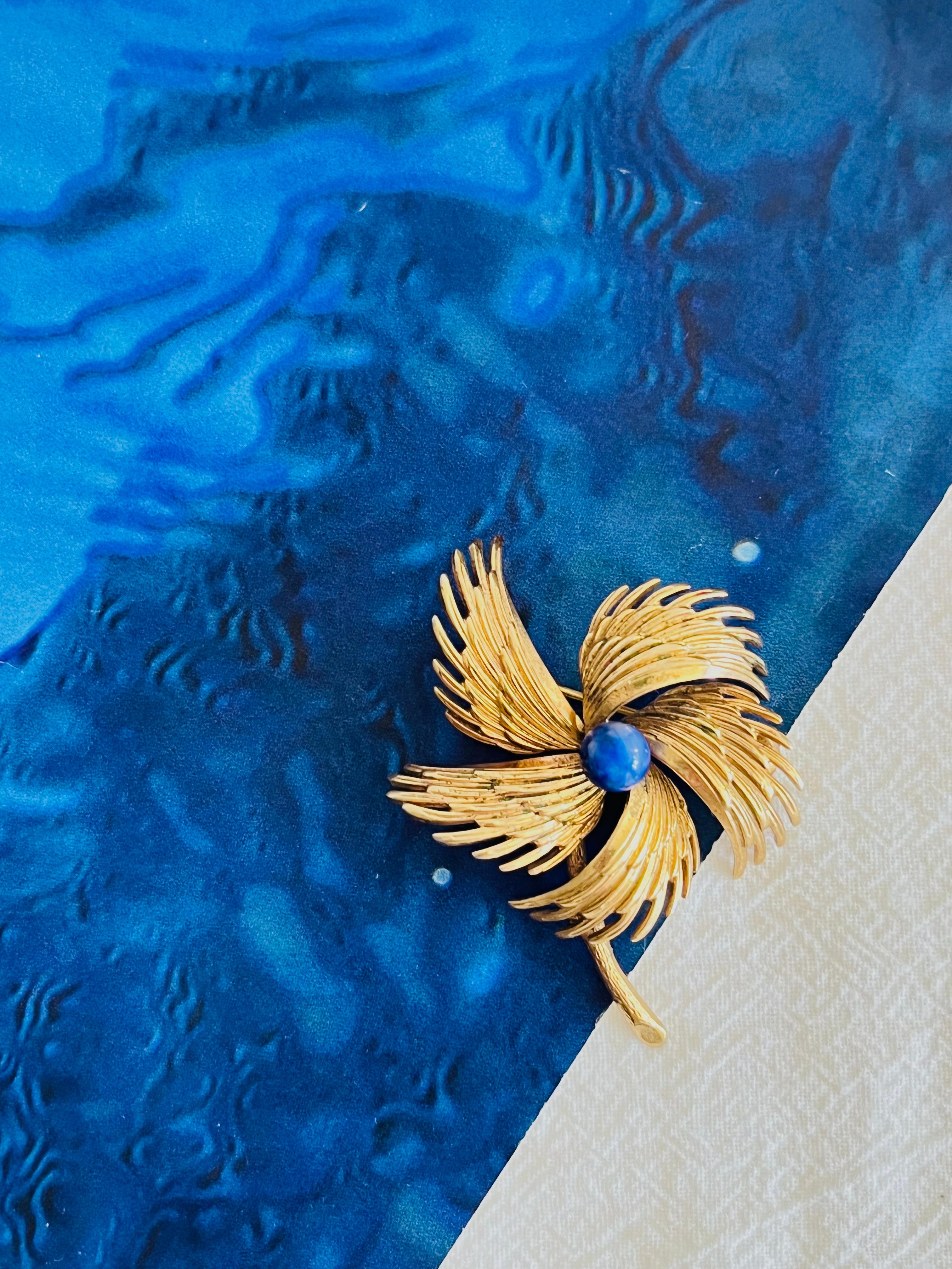 Christian Dior GROSSE 1967 Vintage Navy Wings Feather Flower Windmills Brooch, Gold Tone

Very good condition. Light scratches or colour loss, barely noticeable. 100% Genuine.

Safety-catch pin closure. Signed Grosse 1967 on the back.

Size: 4.5 cm
