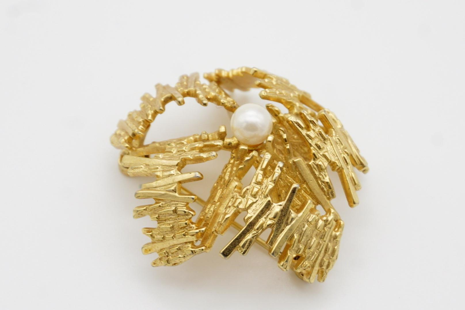 Christian Dior GROSSE 1967 Vintage Pearl Pentagon Openwork Modernist Gold Brooch For Sale 5