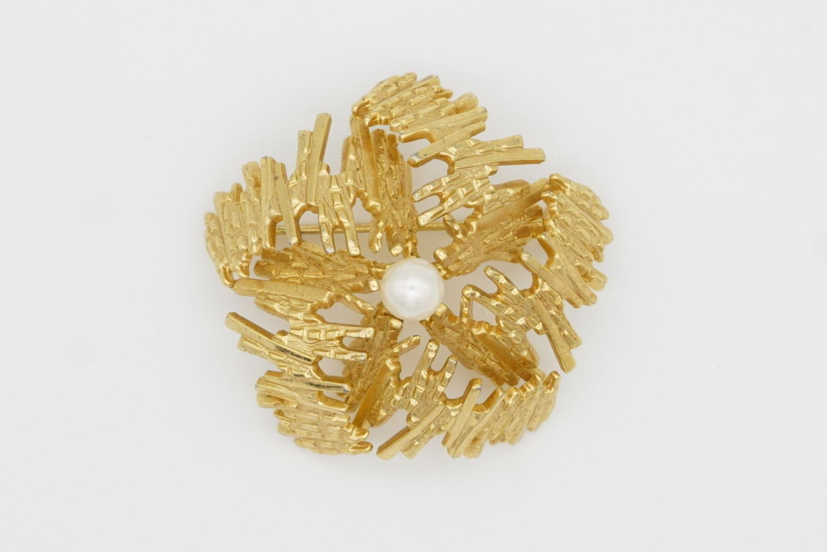 Christian Dior GROSSE 1967 Vintage Pearl Pentagon Openwork Modernist Gold Brooch For Sale 2