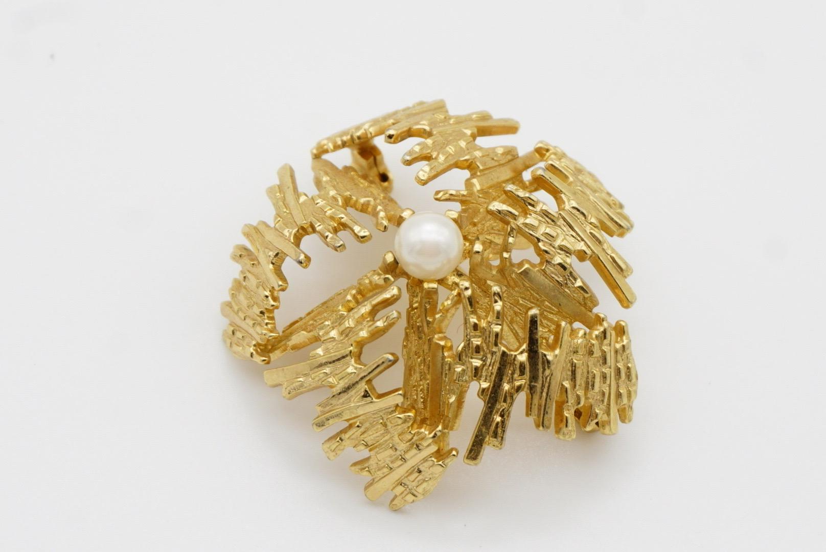Christian Dior GROSSE 1967 Vintage Pearl Pentagon Openwork Modernist Gold Brooch For Sale 3