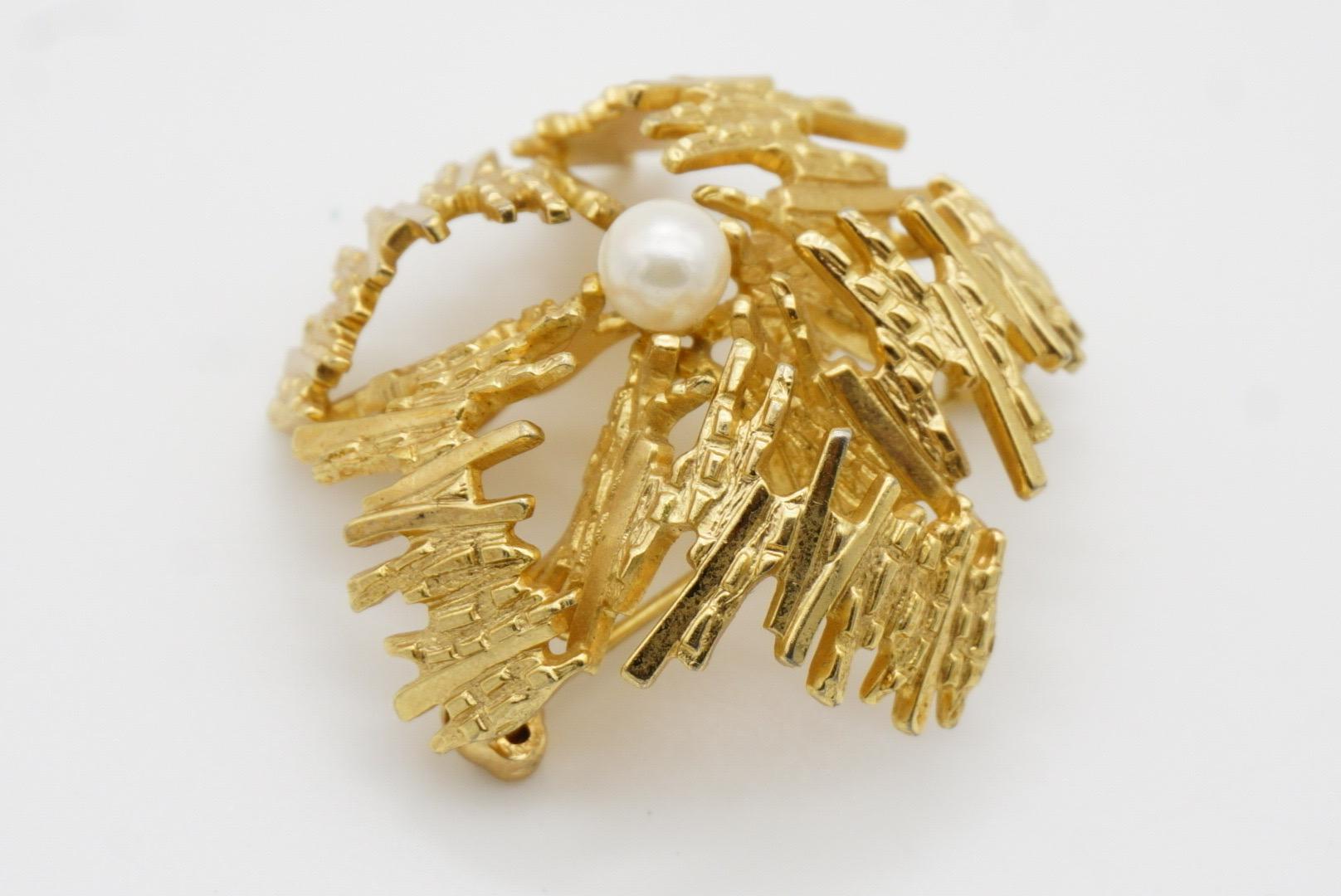 Christian Dior GROSSE 1967 Vintage Pearl Pentagon Openwork Modernist Gold Brooch For Sale 4