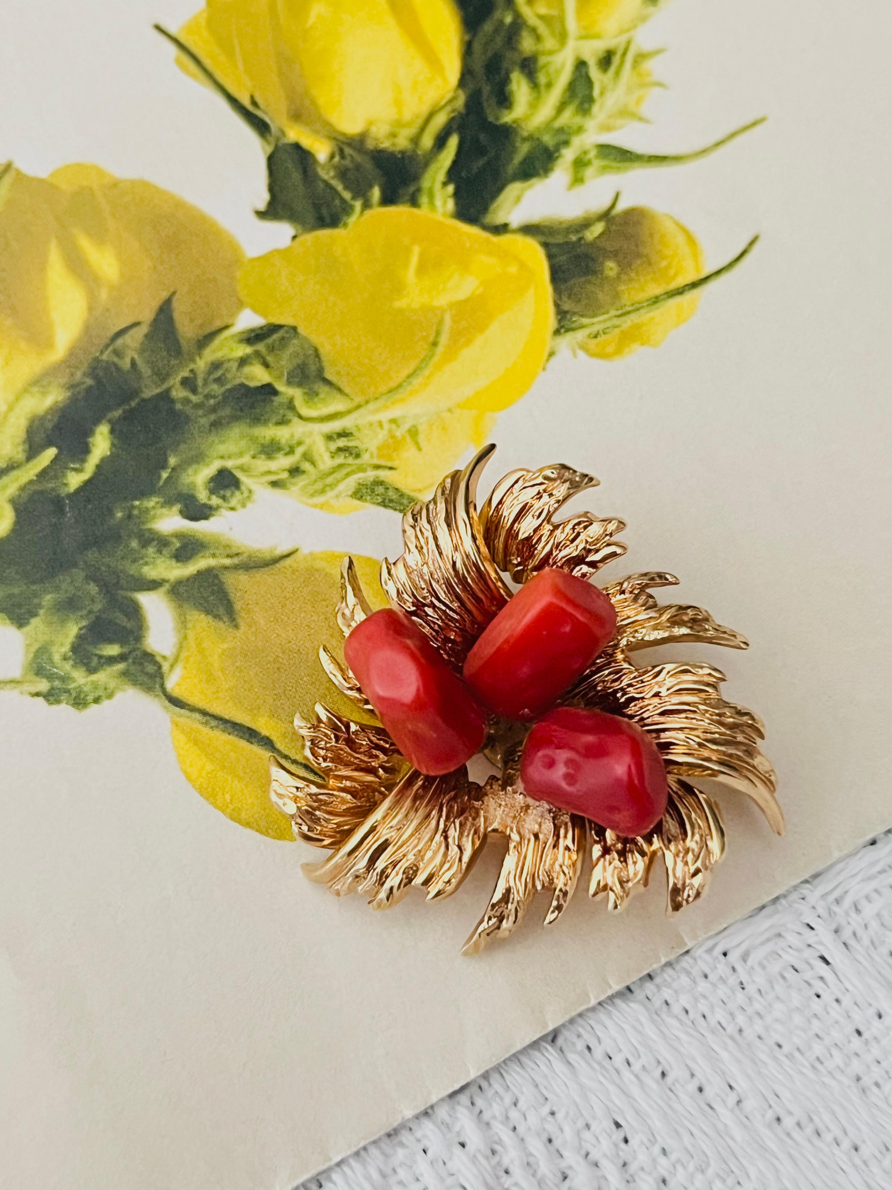 Christian Dior GROSSE 1967 Vintage Vivid Trio Blood Stones Coral Orange Red Flourish Blossom Flower Fruit Leaf Brooch, Gold Tone

Très bon état. Il peut y avoir de légères rayures ou une perte de couleur, à peine perceptibles. 100%