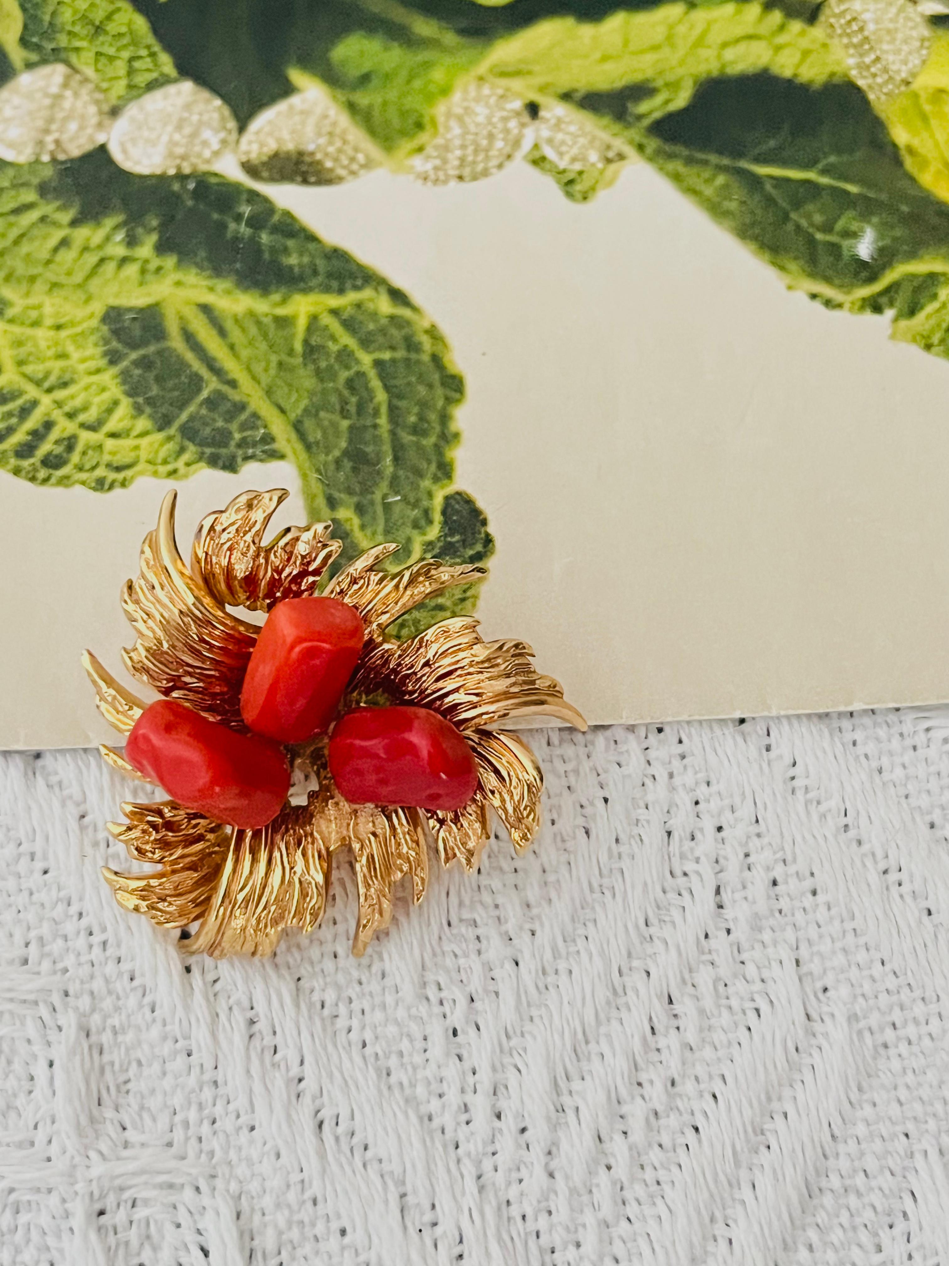 Christian Dior GROSSE 1967 Vintage Trio Blood Stones Coral Flower Fruit Brooch Bon état à Wokingham, England